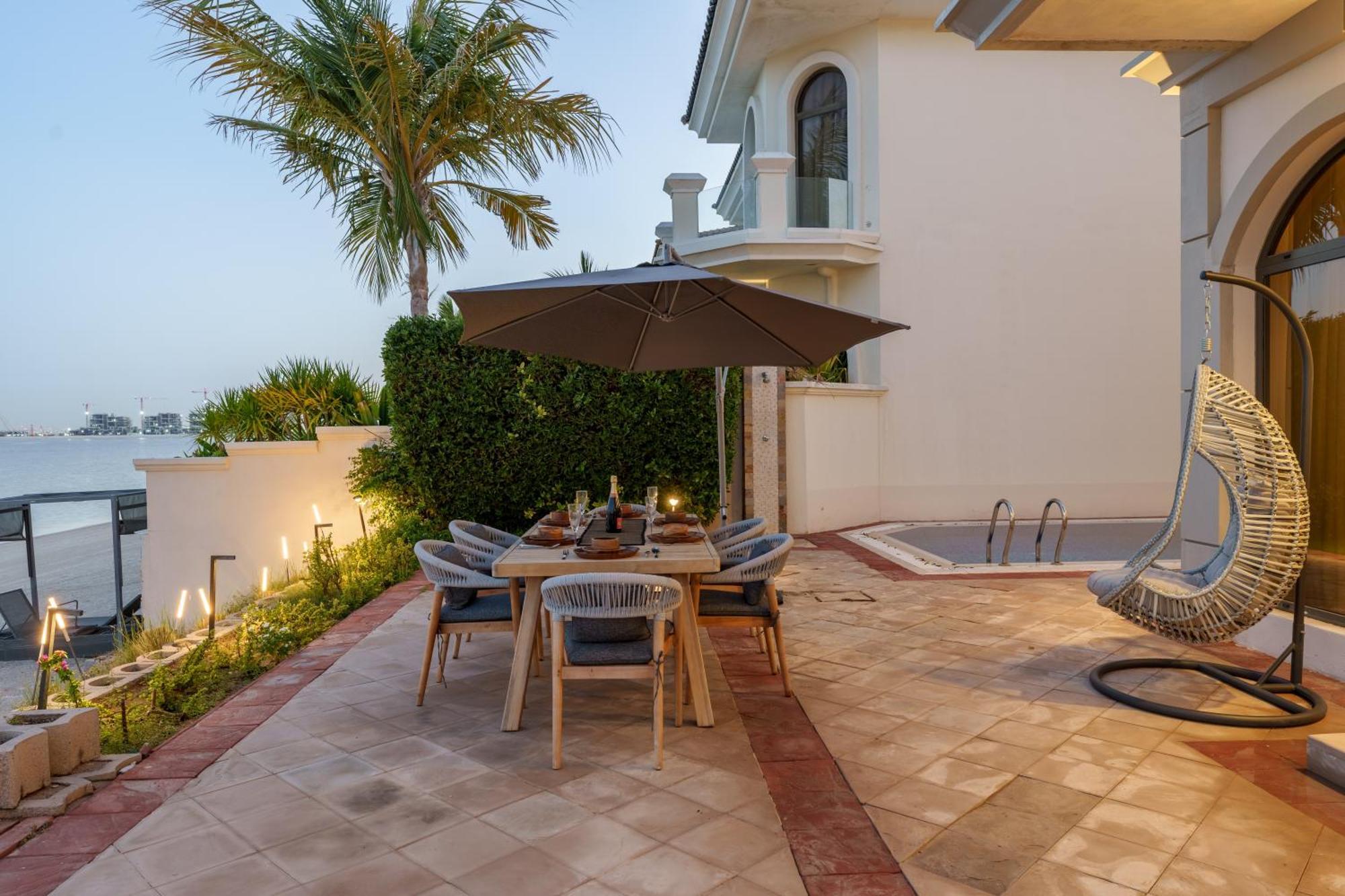 Stunning With Private Pool & Access