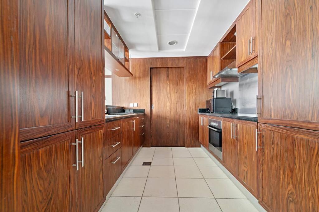 Spacious 1 Bedroom Near Apartment *