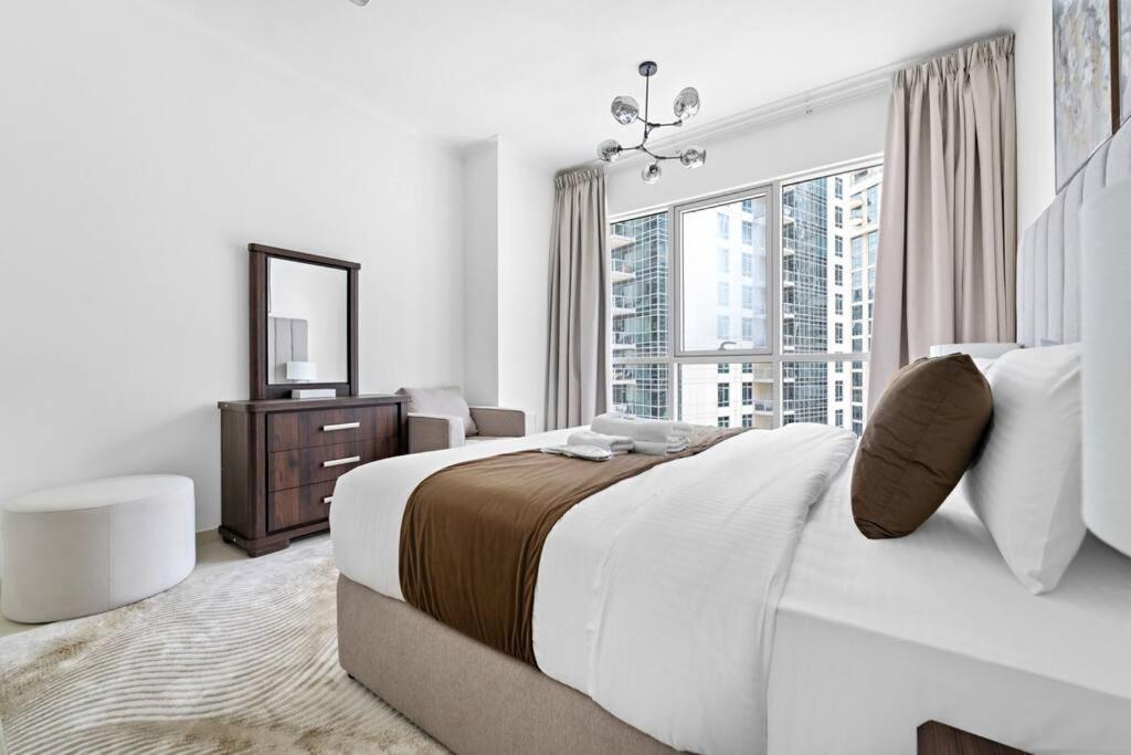 Spacious 1 Bedroom Near *