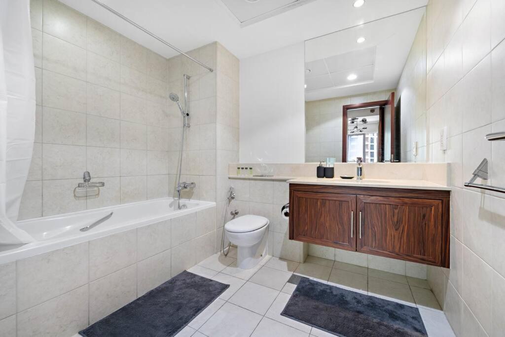 Apartment Spacious 1 Bedroom Near