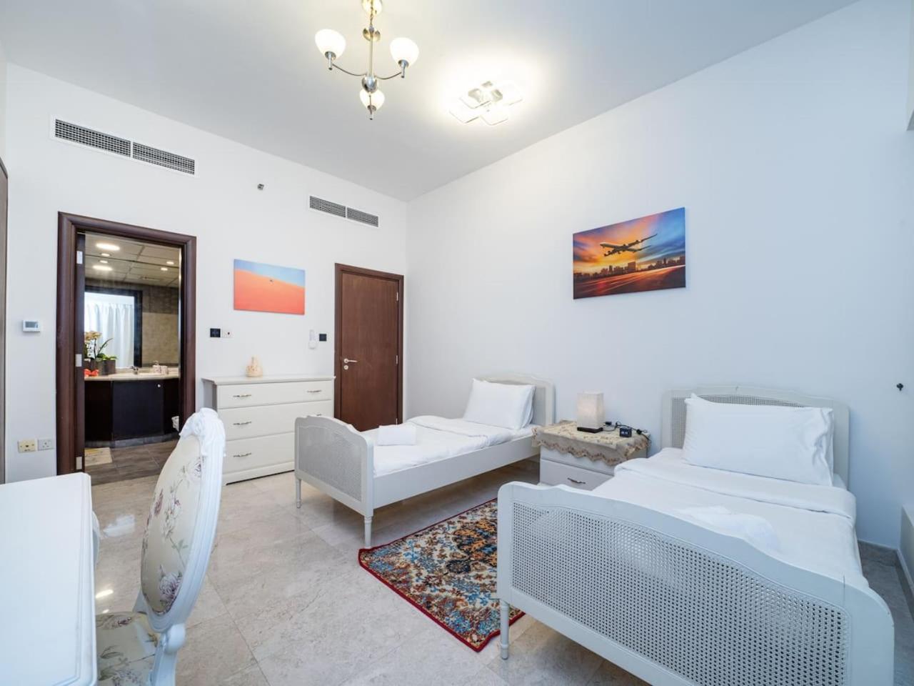 Spacious 4 Bedroom Marina Oasis Apartment