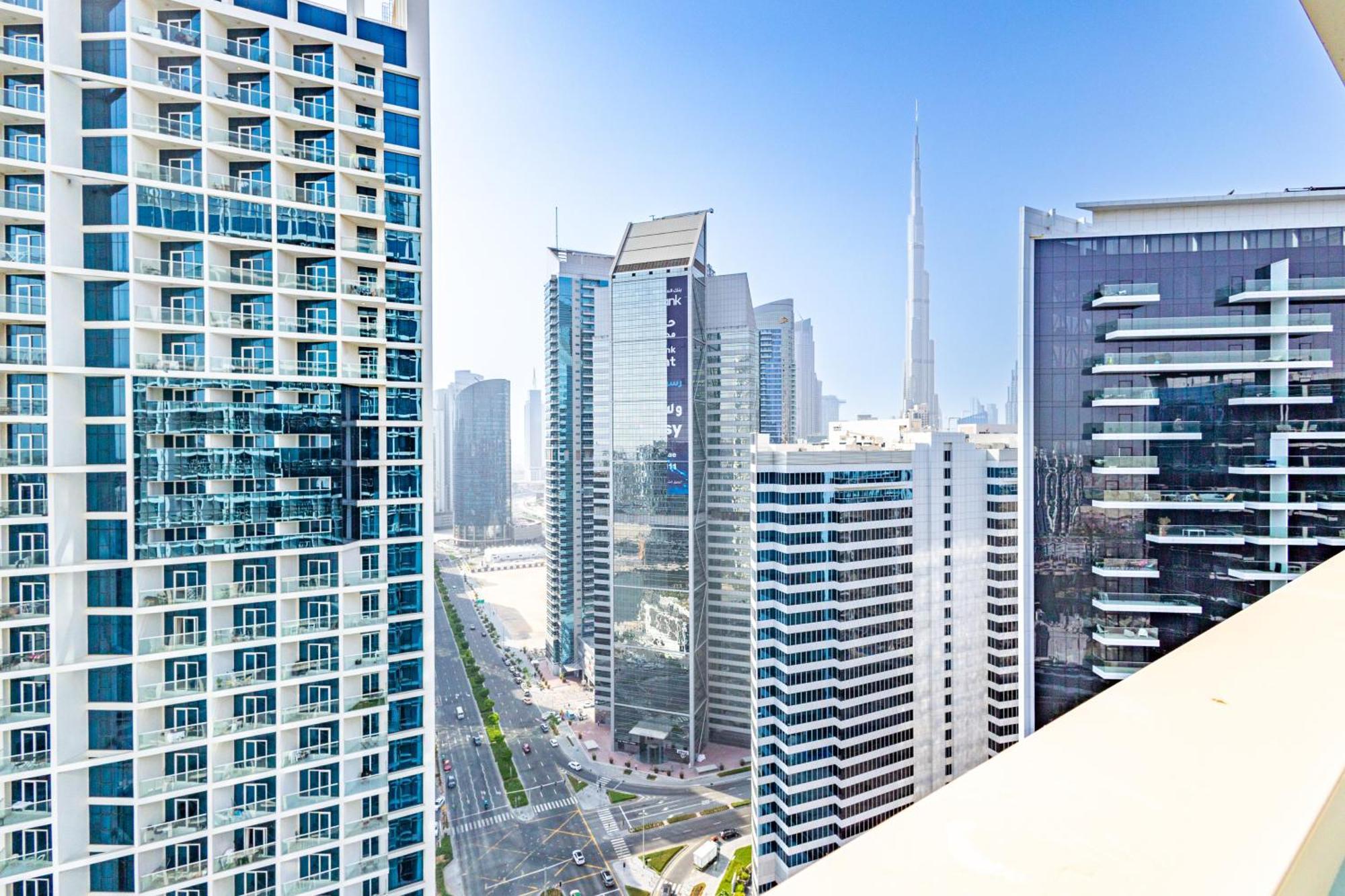 Deluxe One-bedroom In Business Bay With Burj Khalifa And Canal View Dubai