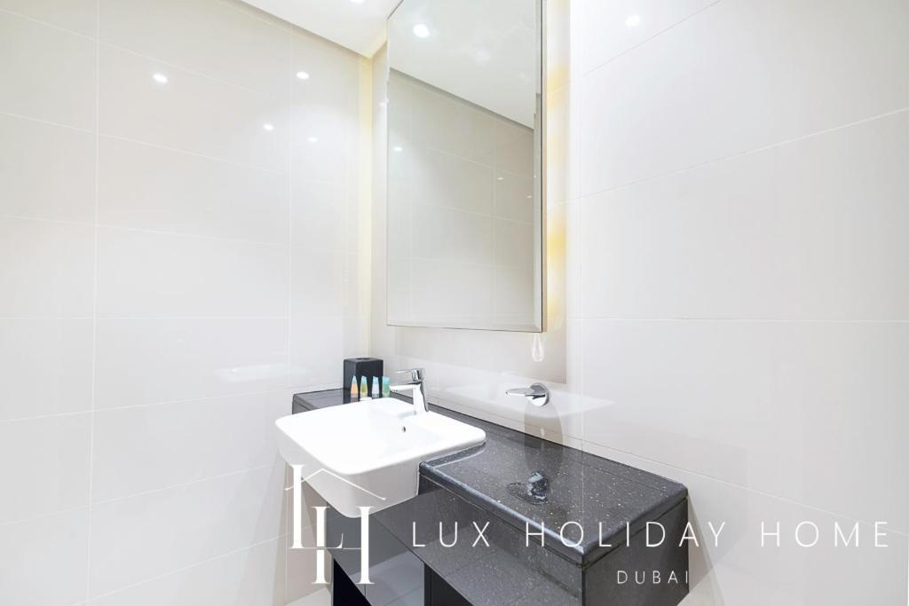 Lux The Bays Edge Canal View *