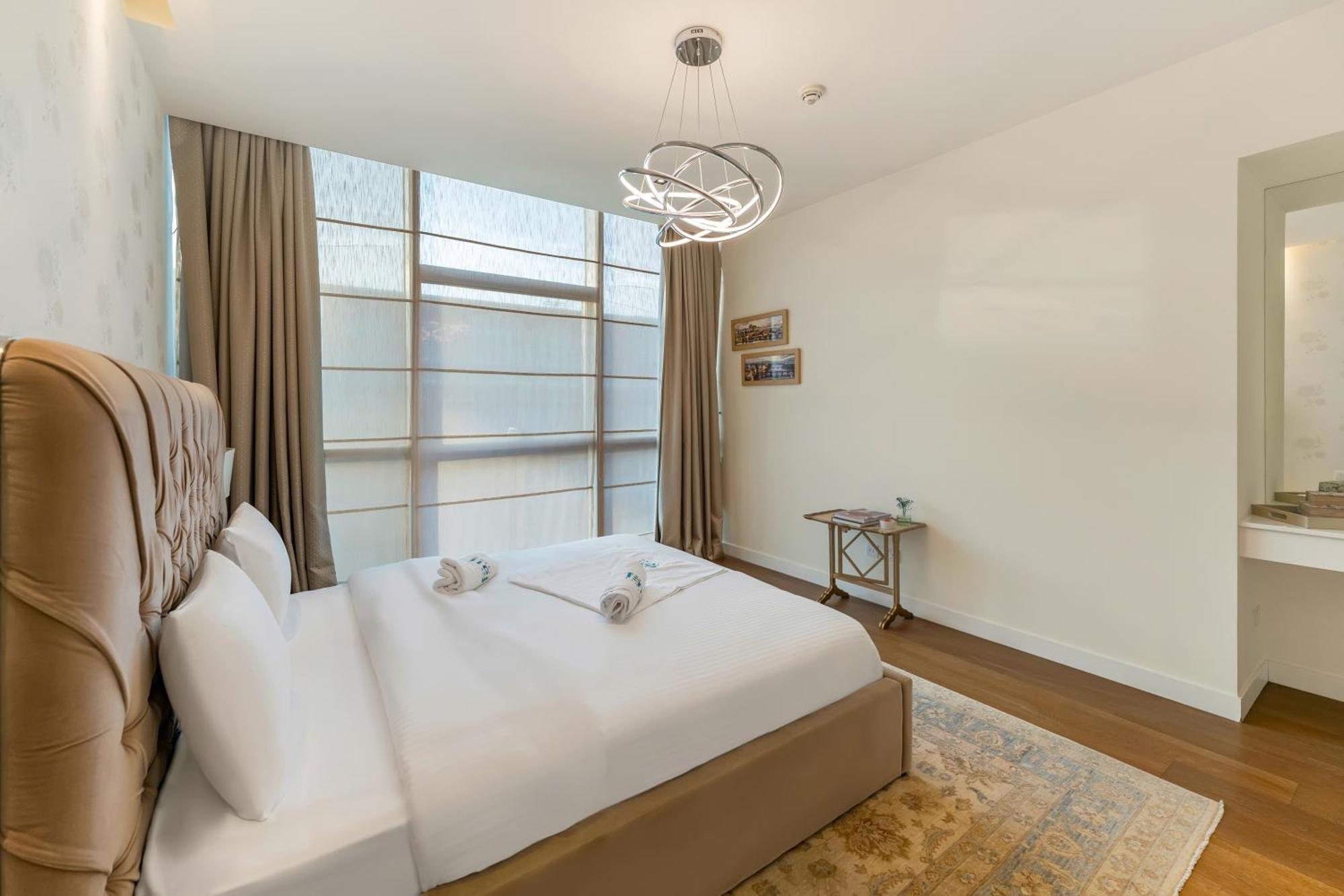 Fam Living - Walk - Opulent Living Apartment *