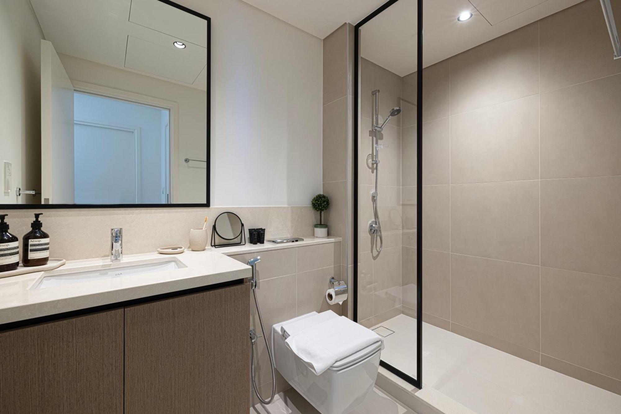 Luxury Minimalistic In Downtown Opposite Burj Khalifa & Mall Apartment *