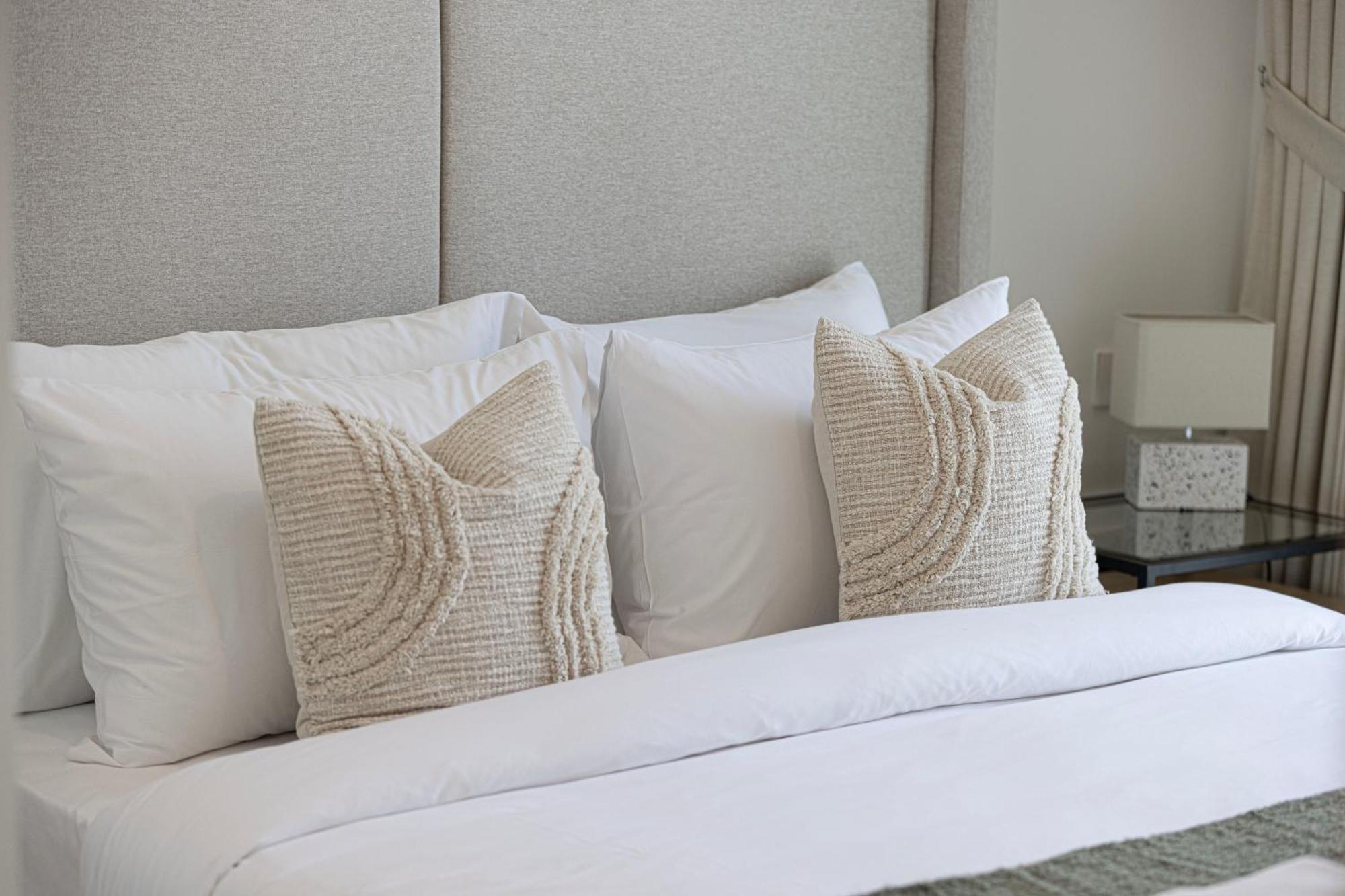 Luxury Minimalistic In Downtown Opposite Burj Khalifa & Mall Apartment