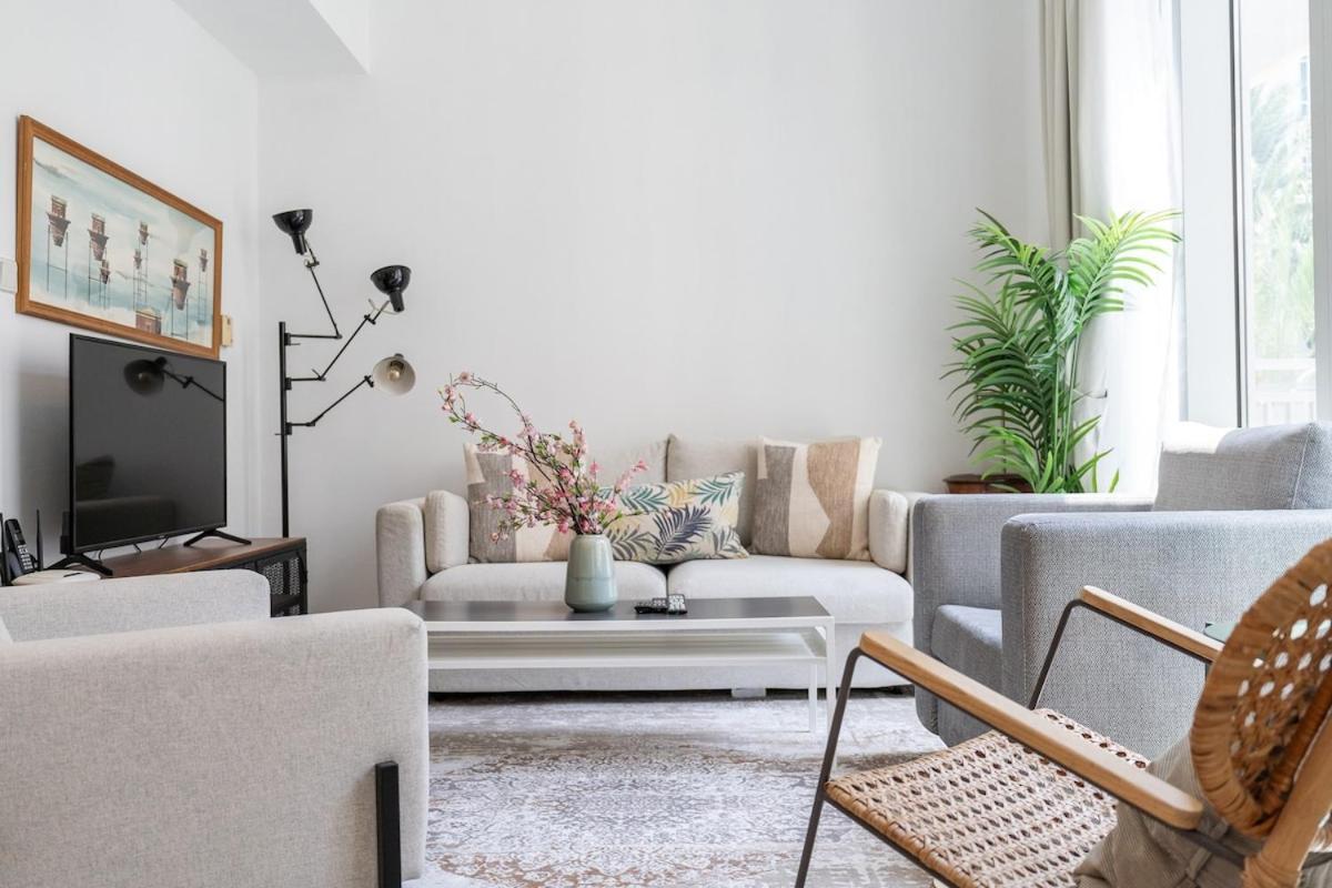 Cozy Loft In Downtown With Greenery View, Sleeps 4 Apartment *