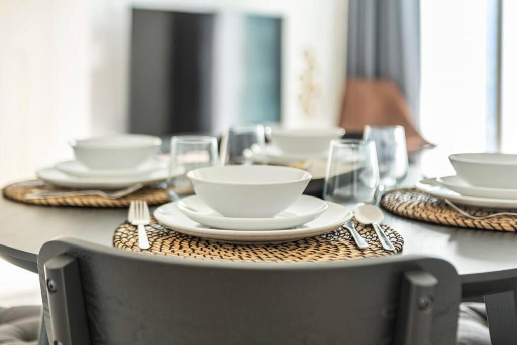Luxury And Elegant 2br With Burj Khalifa View Apartment *