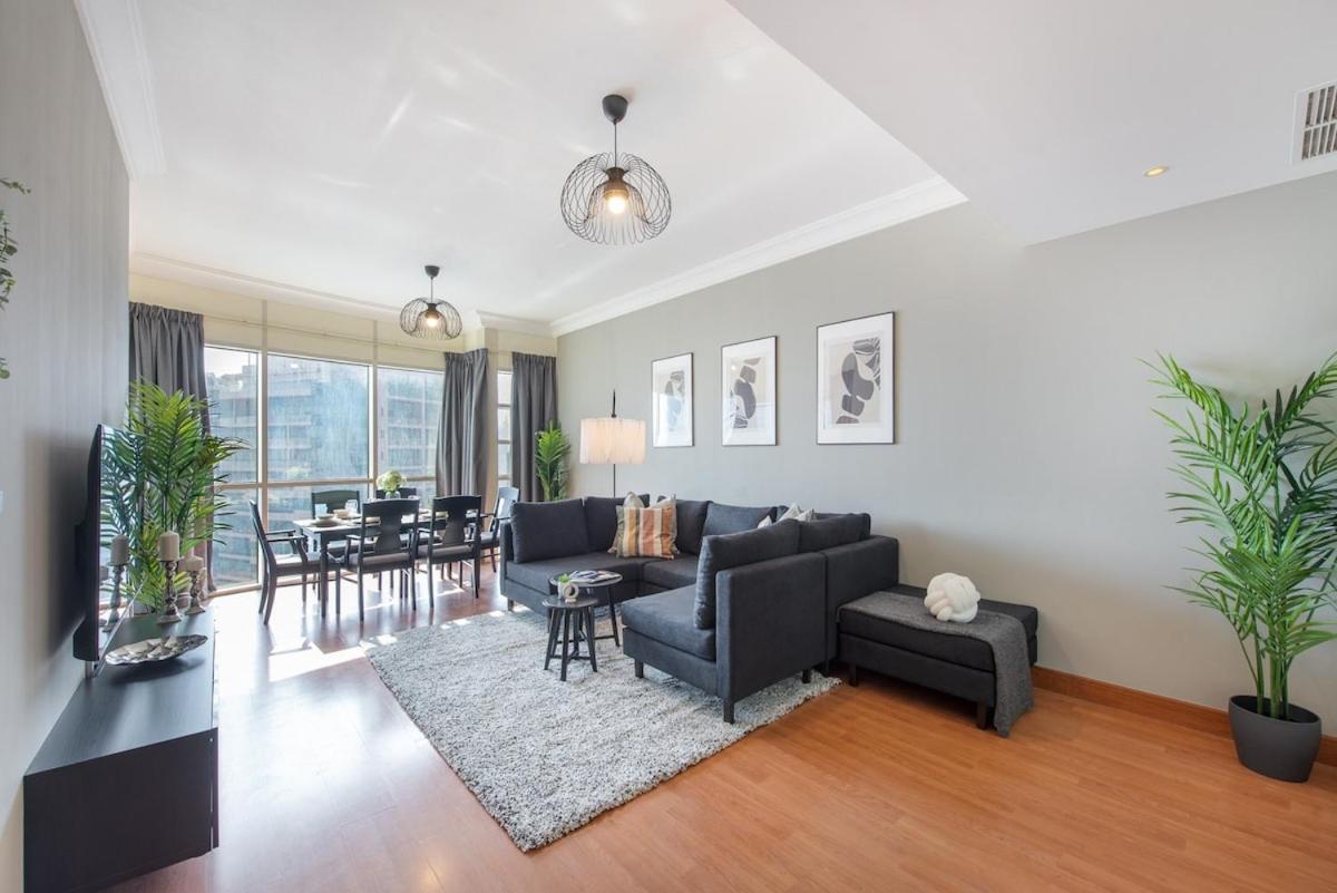 Modern In Lakeshore Spacious For 4 Holiday home *