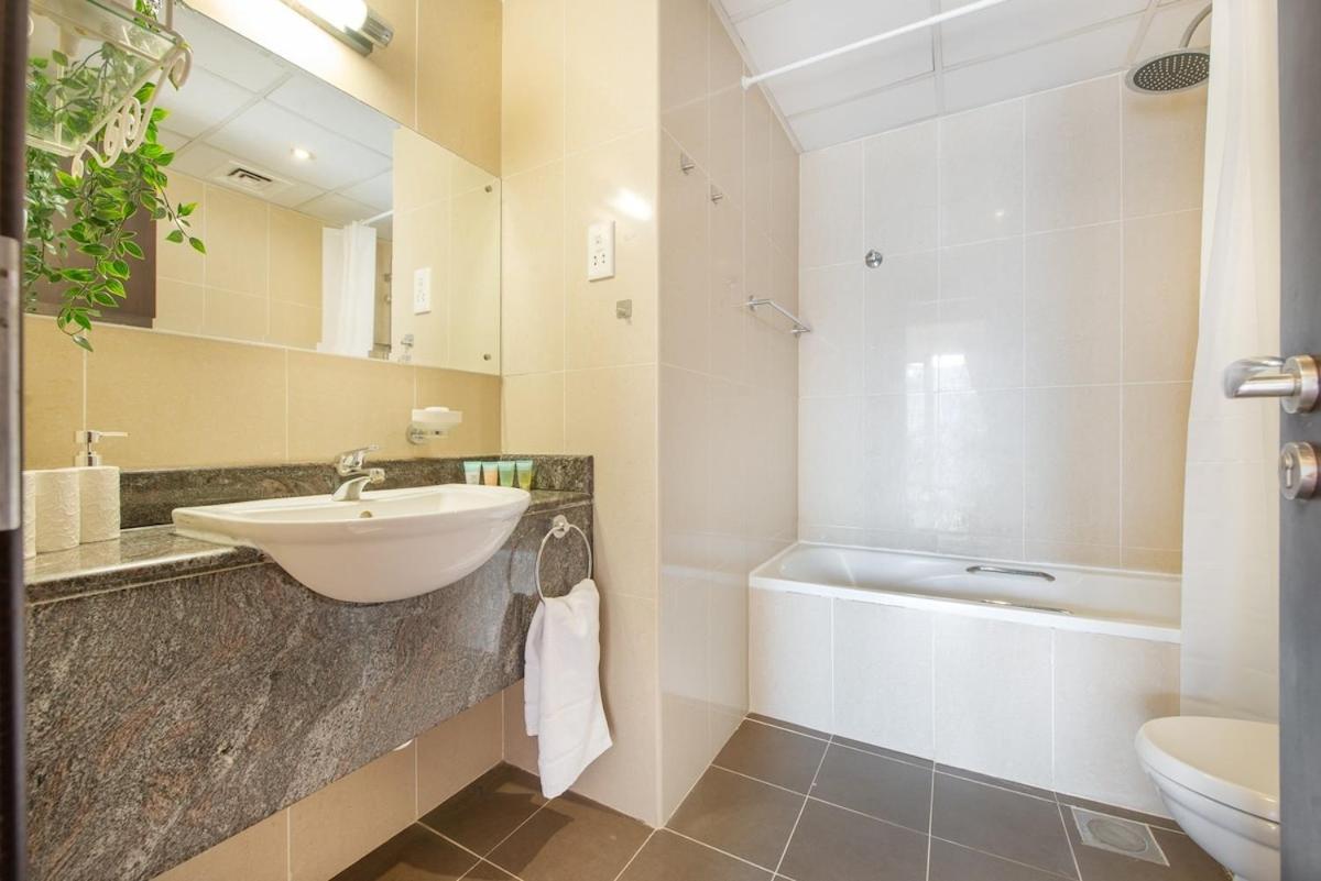 Modern In Lakeshore Spacious For 4 Holiday home Dubai