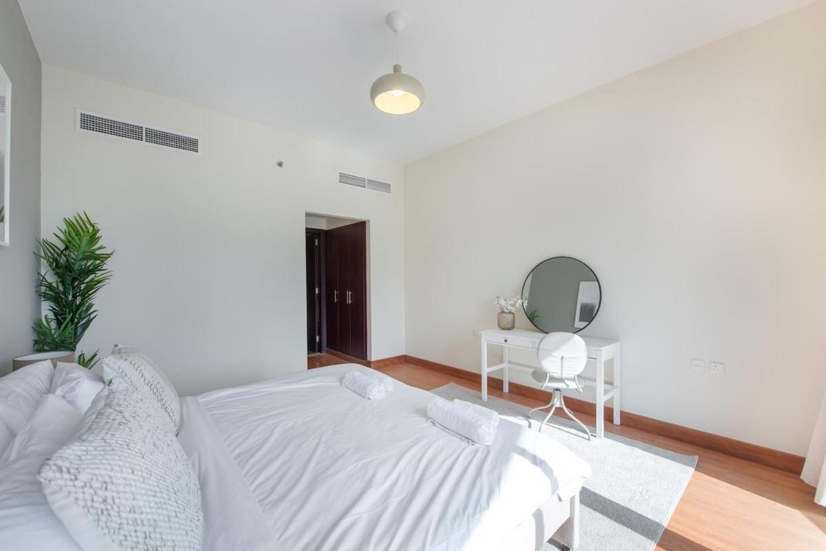 Modern In Lakeshore Spacious For 4 Dubai