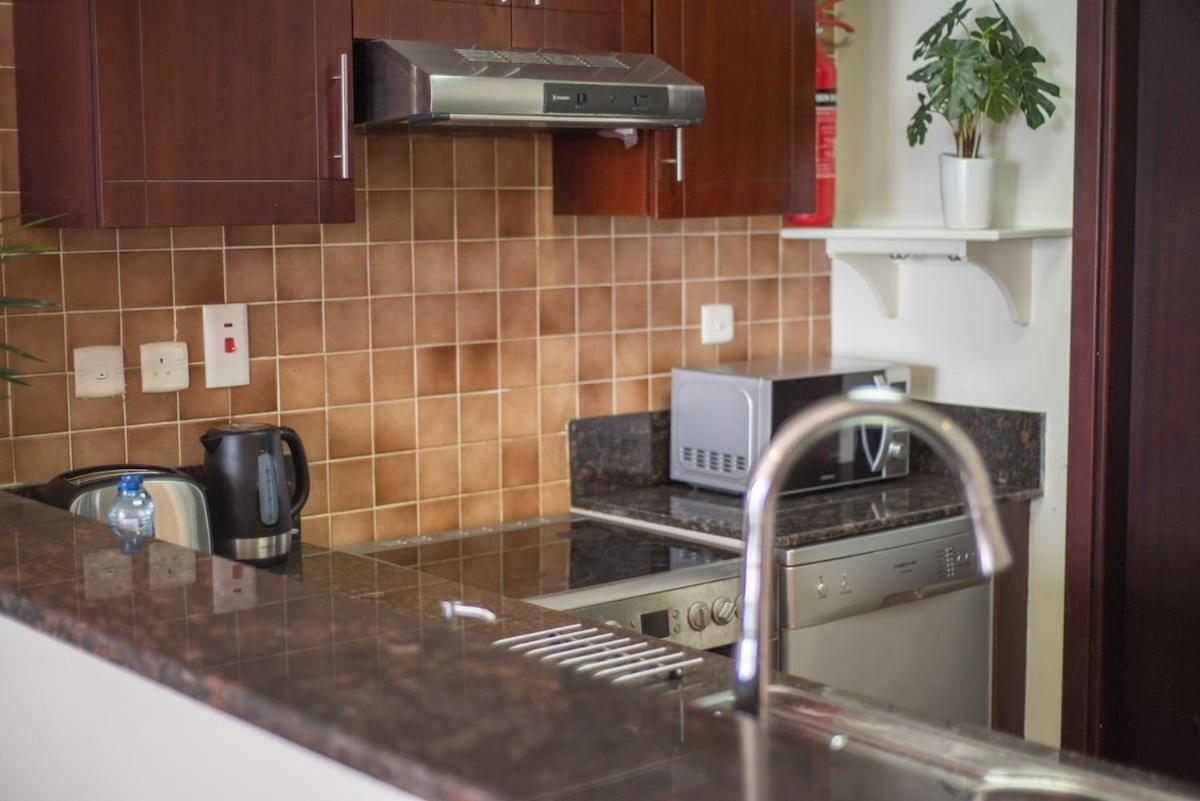 Modern In Lakeshore Spacious For 4 Holiday home Dubai
