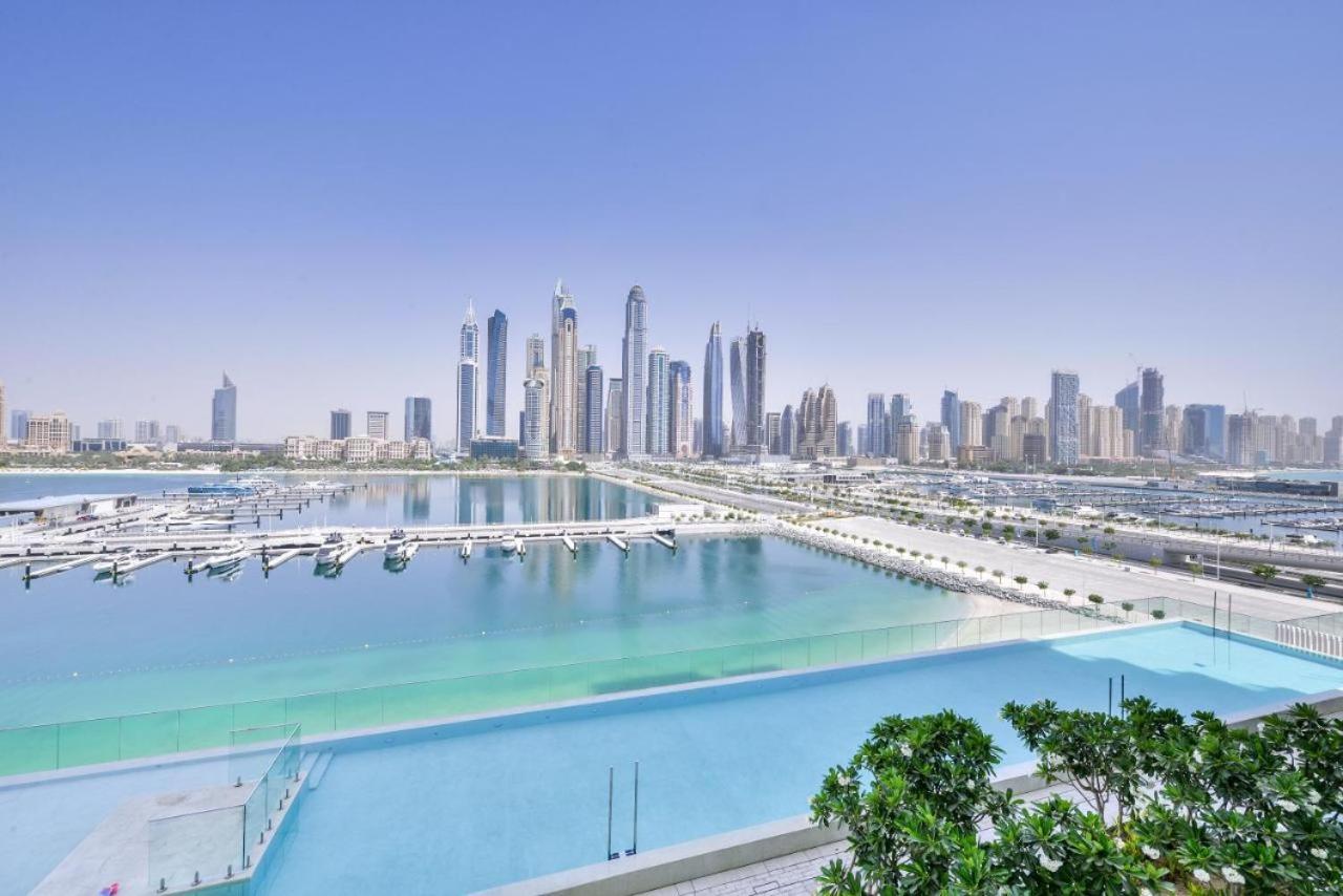 Marina Skyline View & Harbour Beachfront Apartment