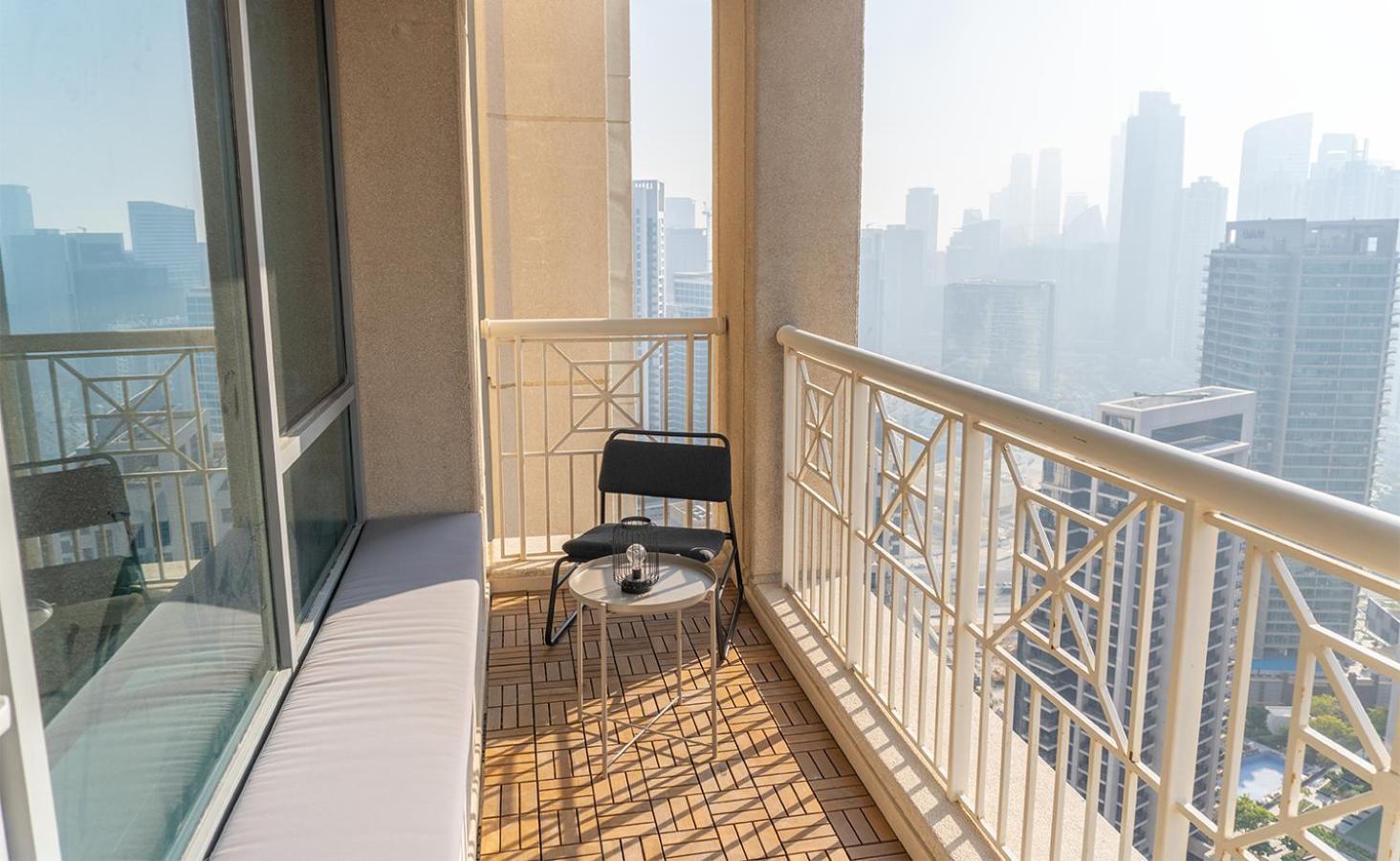 Apartment Downtown Oasis, Burj Khalifa Views, Luxury Amenities *