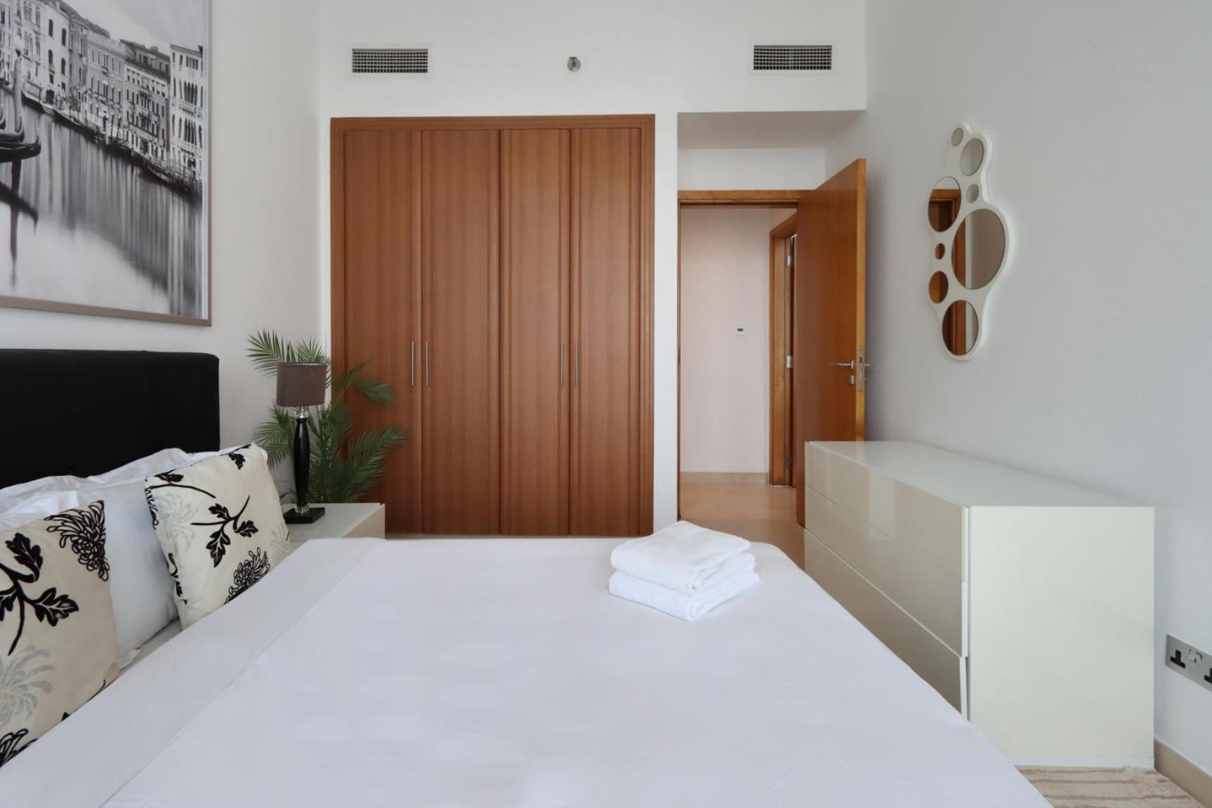 Livbnb- Prime Located 2b In Marina, Steps To