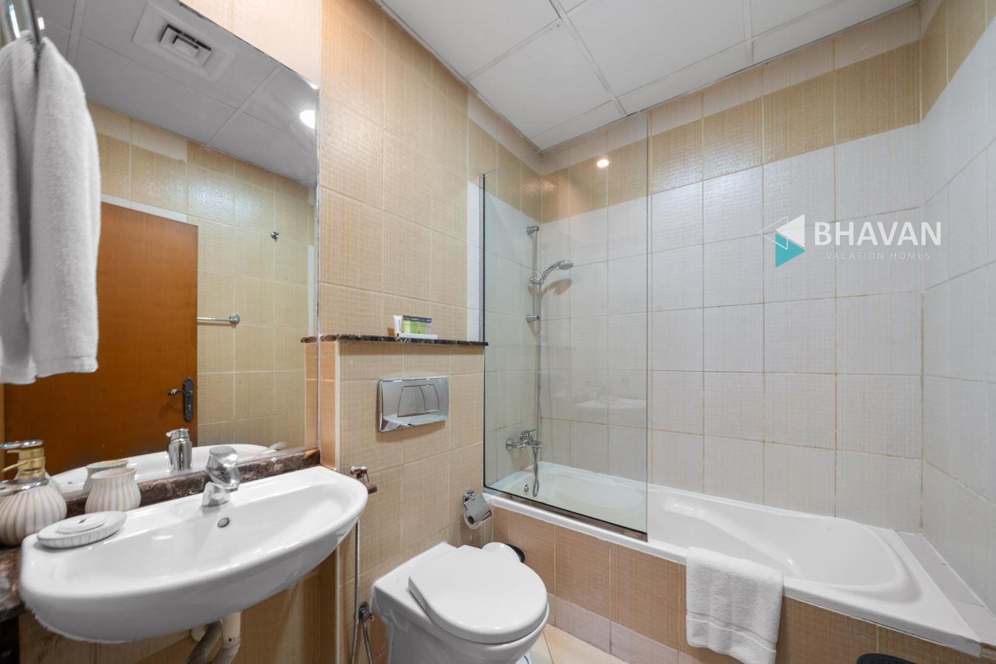 Contemporary In Marina By Bhavan Daire Dubai