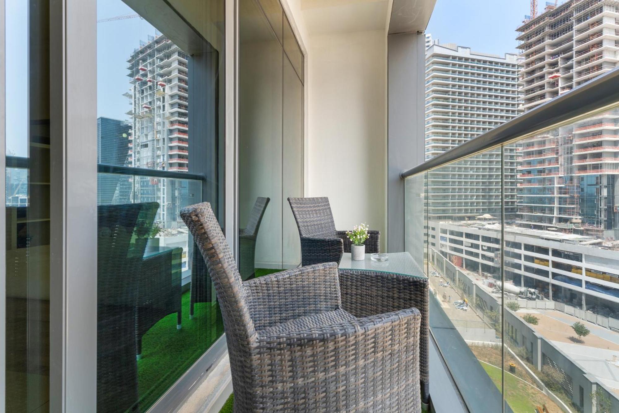 Waves - Executive Bay Studio, Canal View And Modern Amenities Apartment *