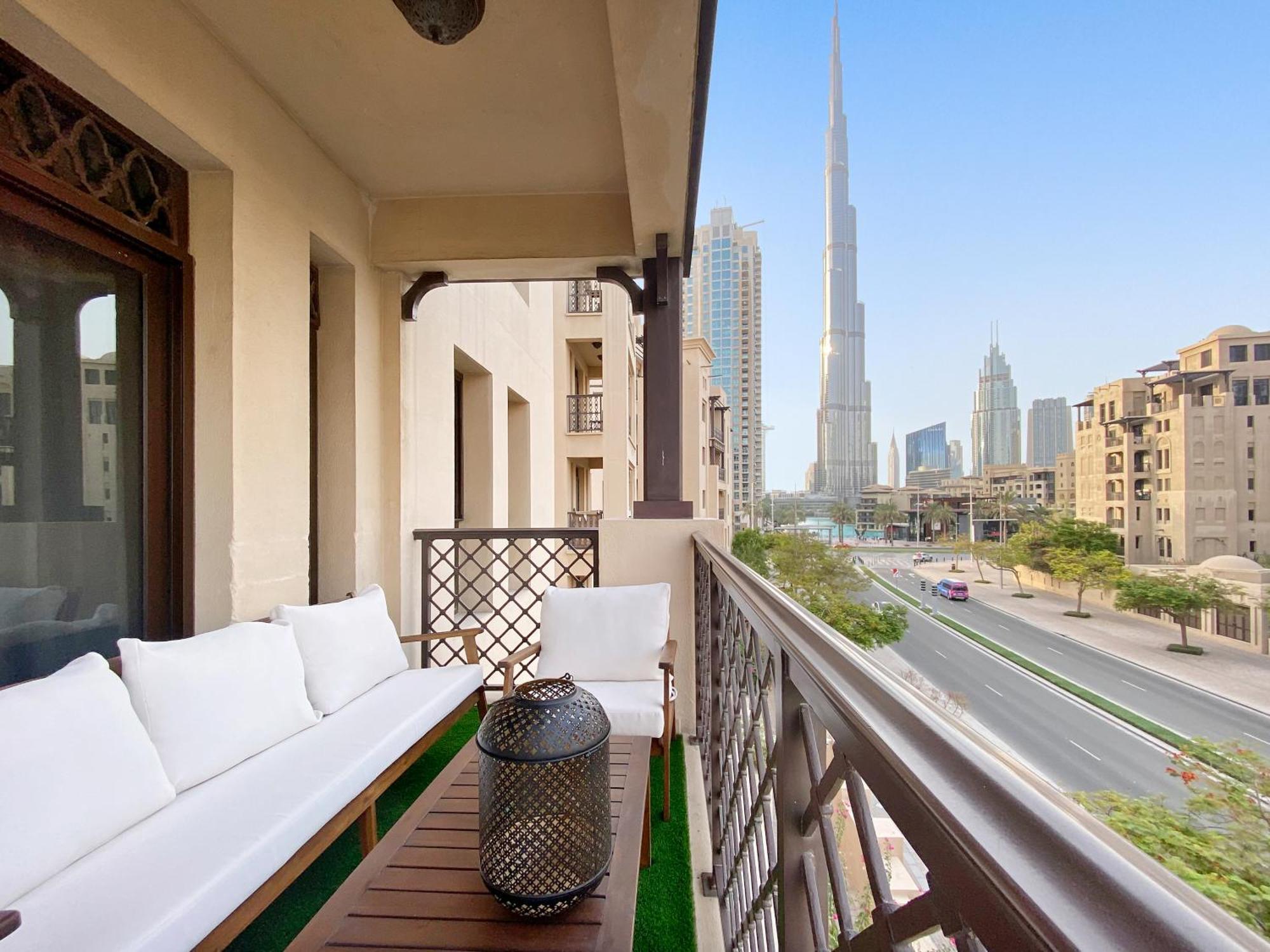 5 Min Walk To Burj Khalifa 2bhk Luxury Downtown Burj Haven *