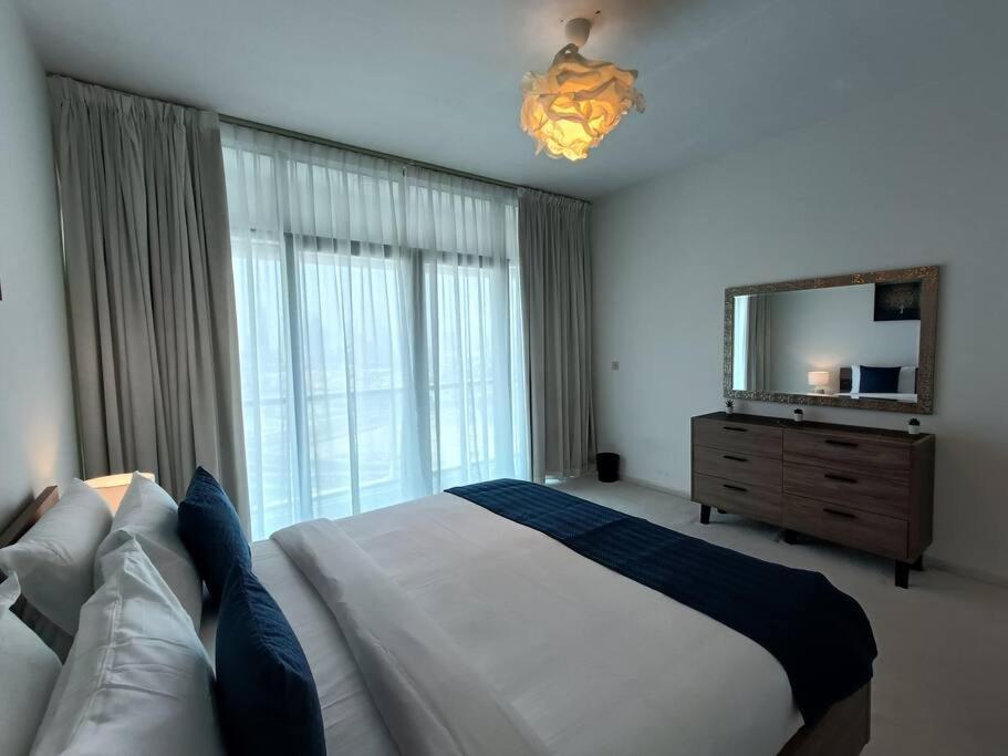 Quill - Canal View Spacious 3 Bedroom Apartment *