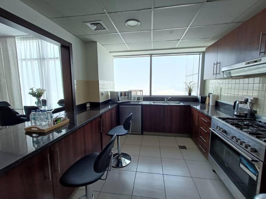 Quill - Canal View Spacious 3 Bedroom Apartment Dubai