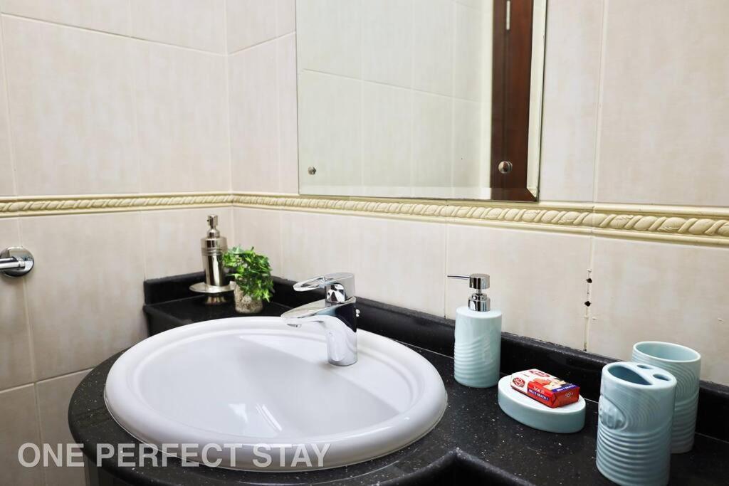 Stunning View 1 Bedroom Pool & Gym Apartment