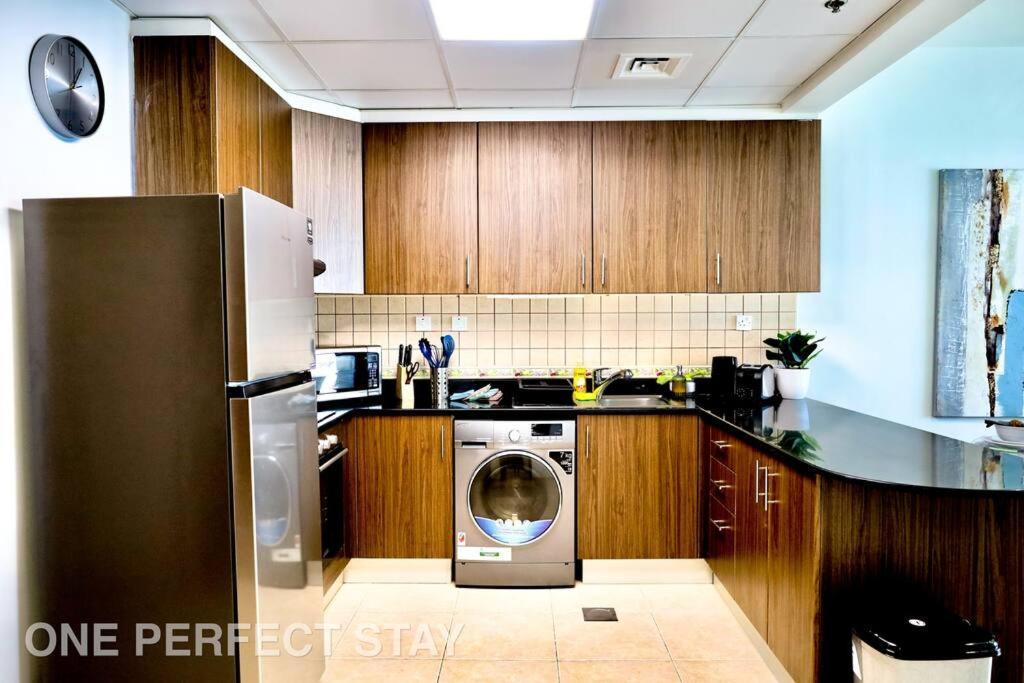Stunning View 1 Bedroom Pool & Gym Apartment Dubai