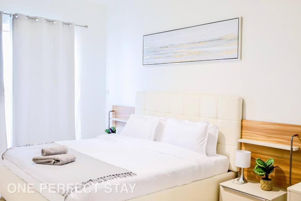 Stunning View 1 Bedroom Pool & Gym Apartment Dubai