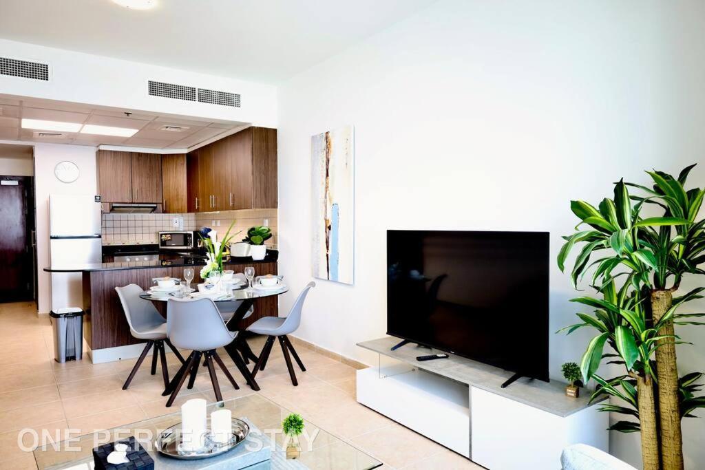 Apartment Stunning View 1 Bedroom Pool & Gym Dubai