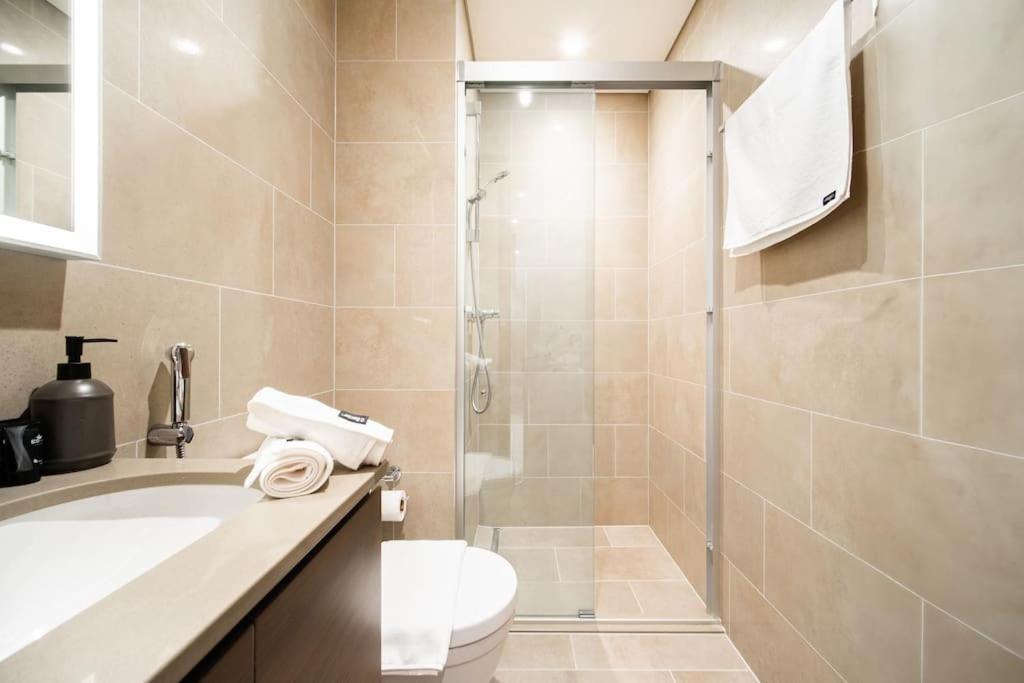 Daire Quiet High-rise 1br - Free Baby Gear, Downtown Close
