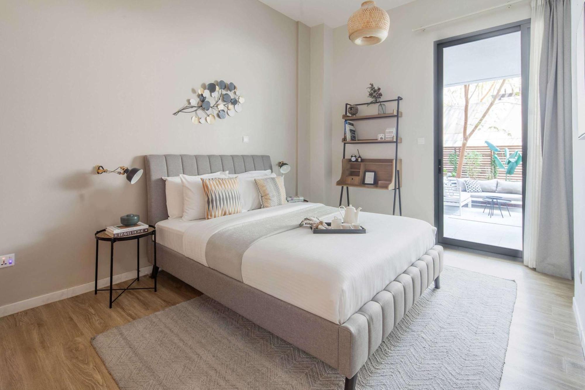 Frank Porter - Azure Apartment Dubai