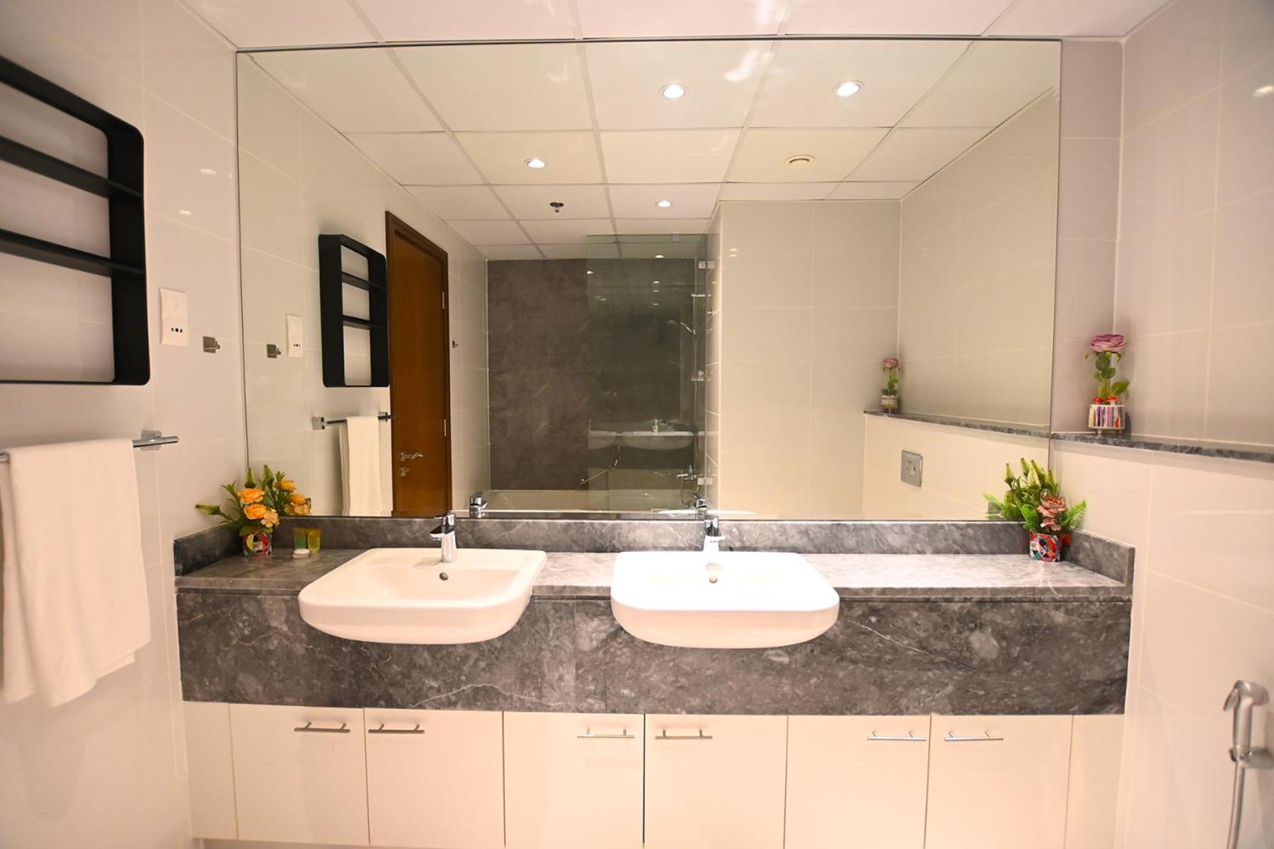 Brown Stone - Canal View Five Star Daire Dubai