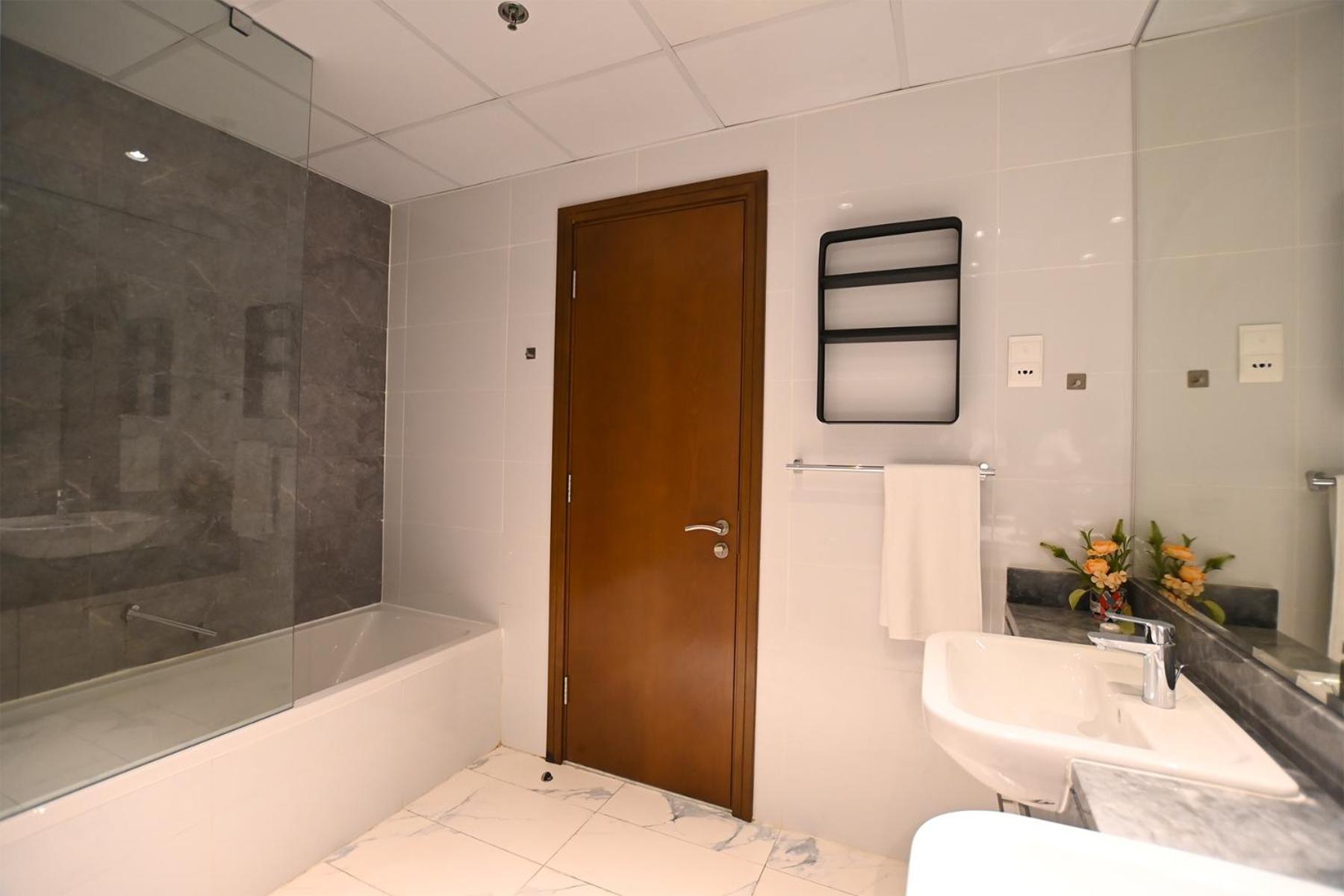 Brown Stone - Canal View Five Star Dubai