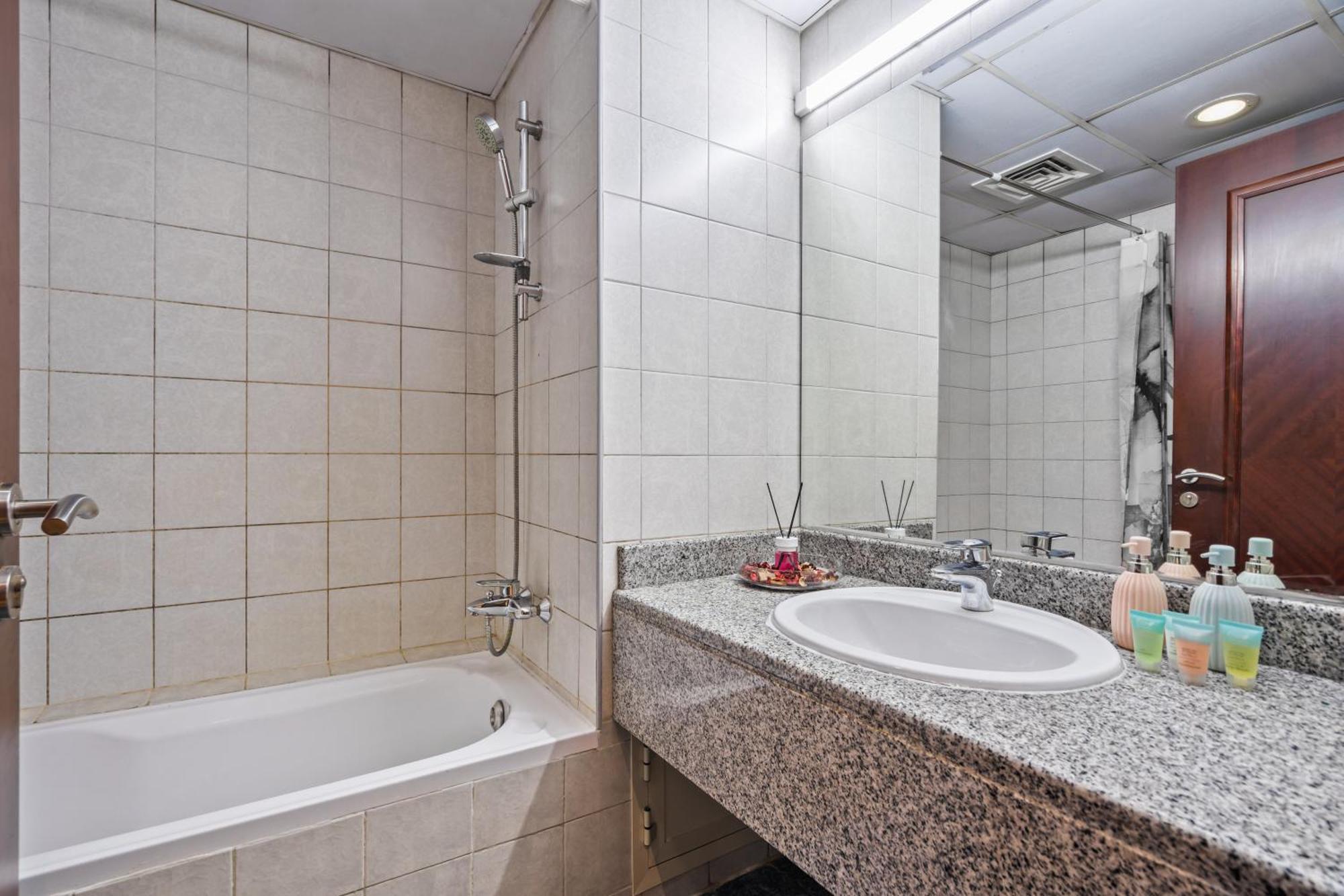 Urban Designer Apt - Family Friendly *