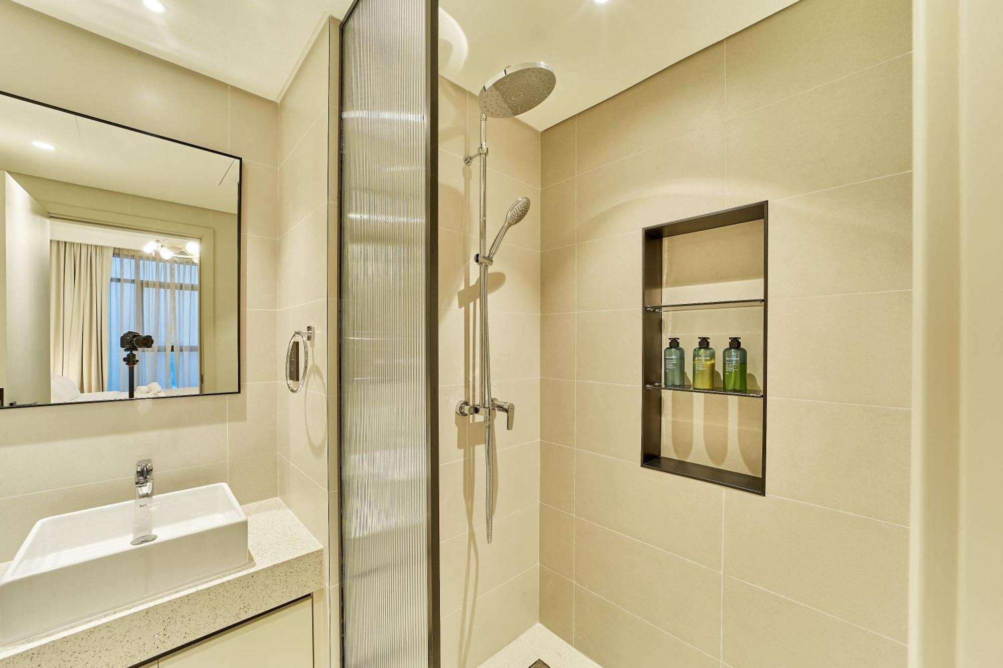 2br Beachfront With Stunning Marina View *