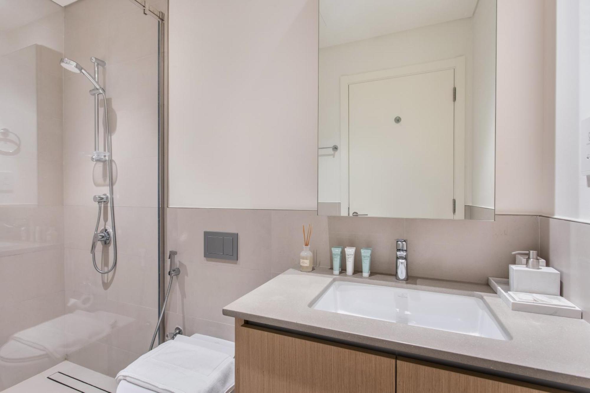 Modern 1br Creek Access Summer 3 Dubai