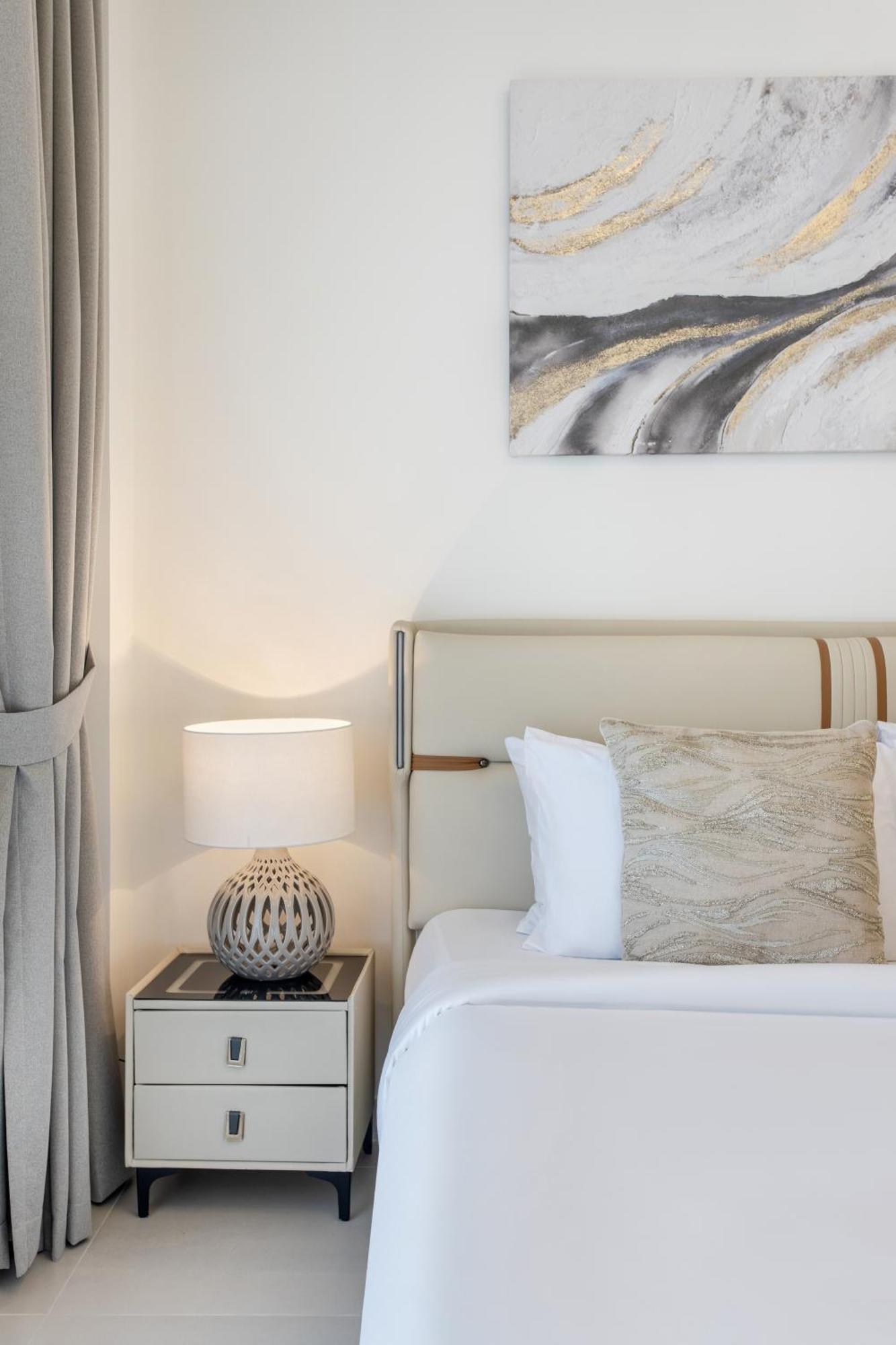 Apartment Modern 1br Creek Access Summer 3 Dubai
