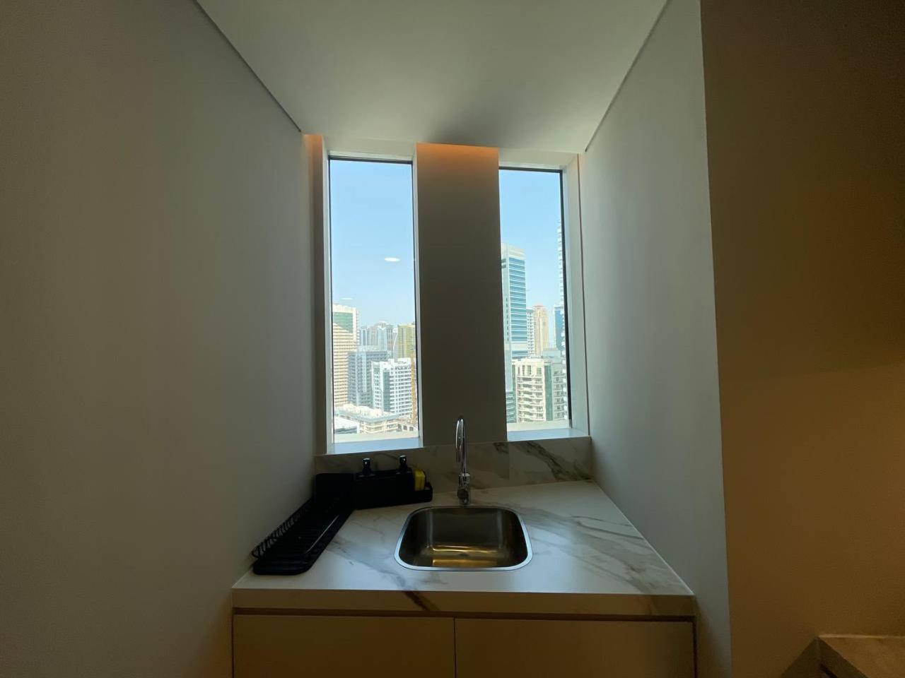 Marina Walk Gem Modern With Pool & Gym Access, Steps To & Metro *
