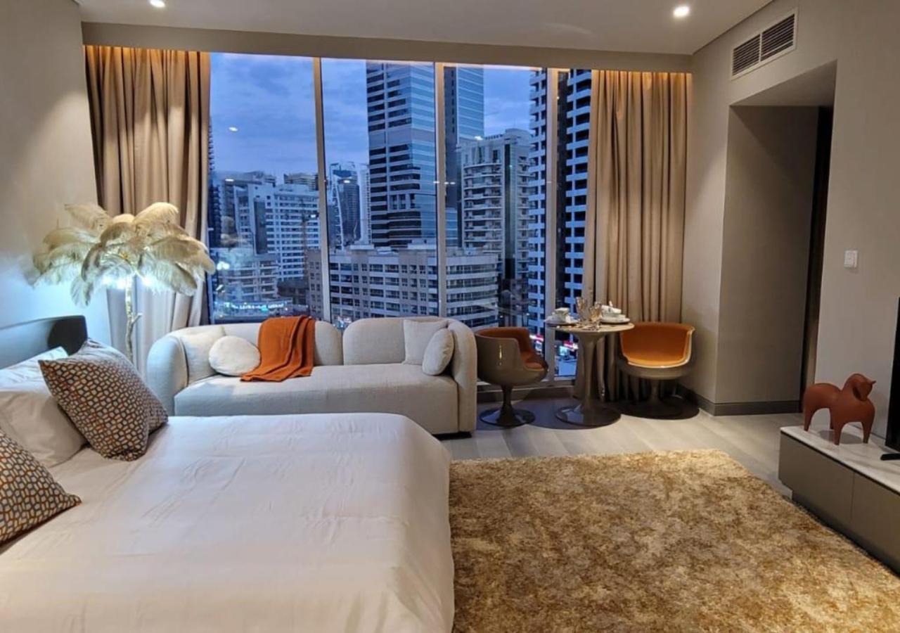 Marina Walk Gem Modern With Pool & Gym Access, Steps To & Metro * Dubai