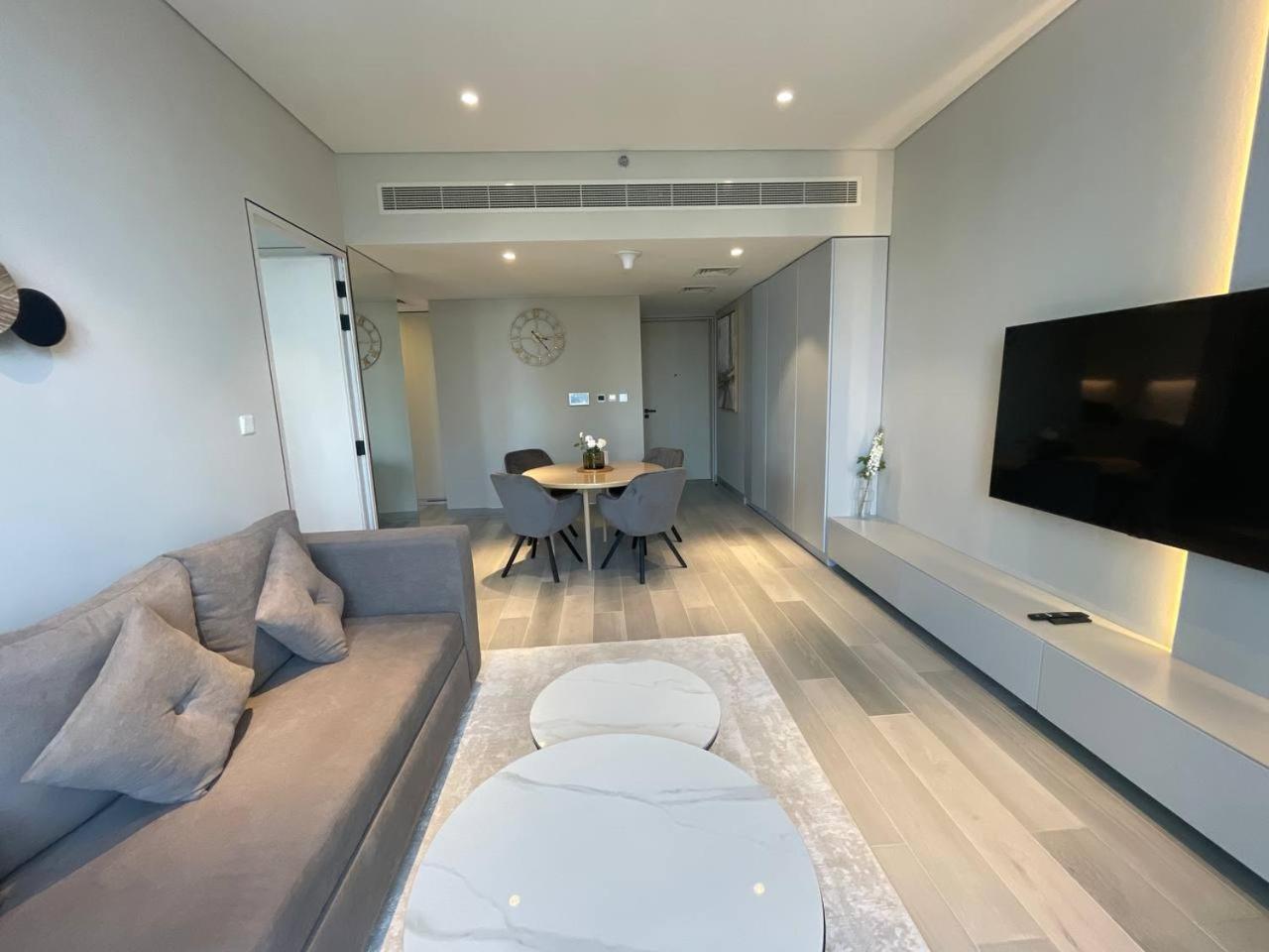 Marina Walk Gem Modern With Pool & Gym Access, Steps To & Metro Apartment Dubai