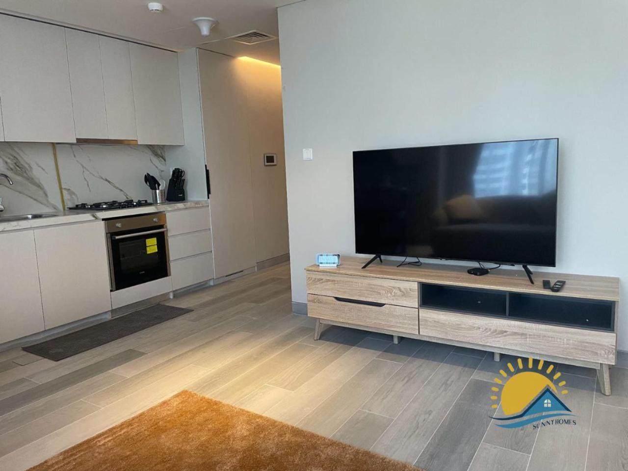 Marina Walk Gem Modern With Pool & Gym Access, Steps To & Metro Apartment