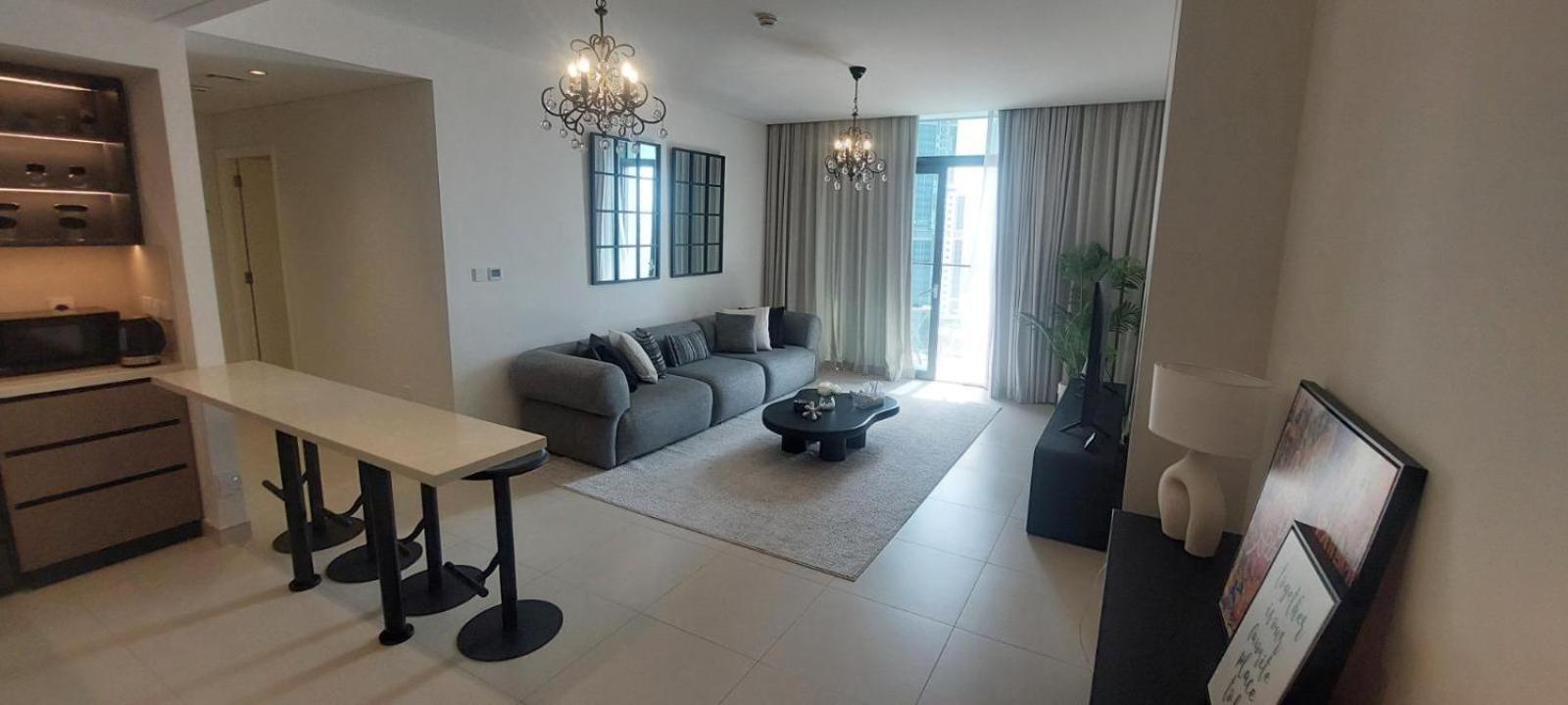Burj Crown M Bin Rasheed Family In Downtown Apartment *