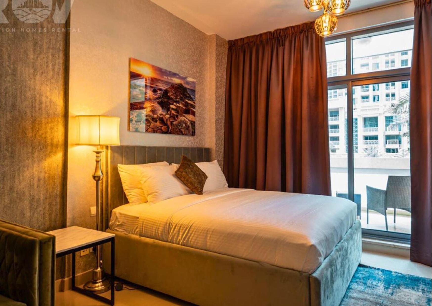 Chic With Scenic Boulevard Views