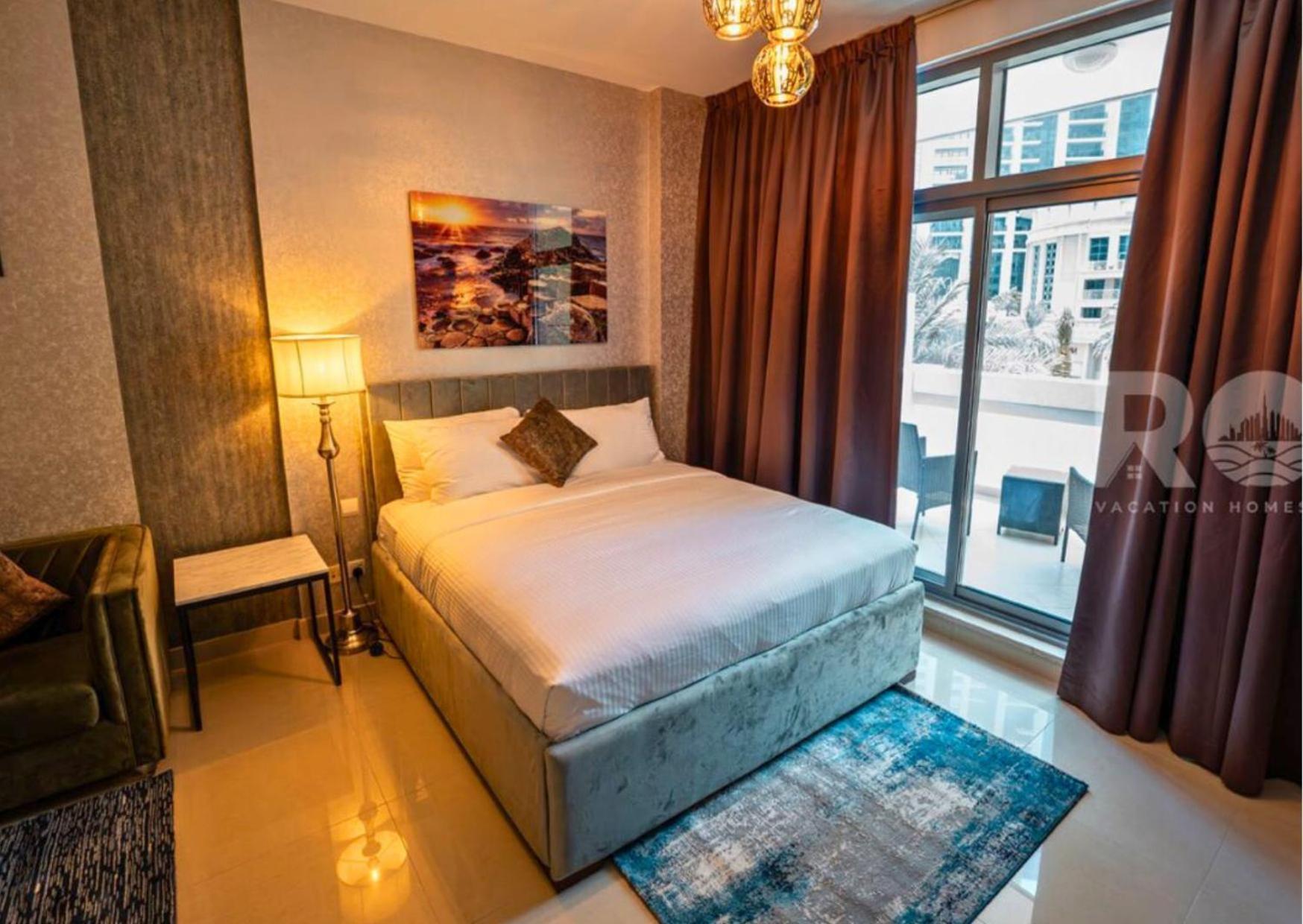 Chic With Scenic Boulevard Views *
