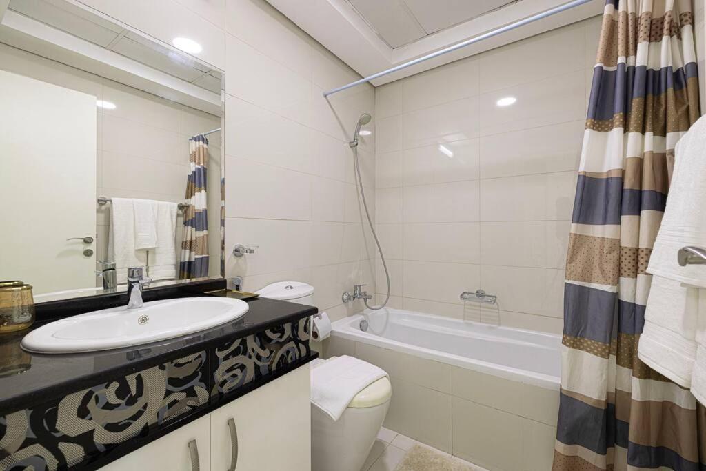 Apartment Easemytrip - Prime Business Bay With Canal And Marina Views Dubai