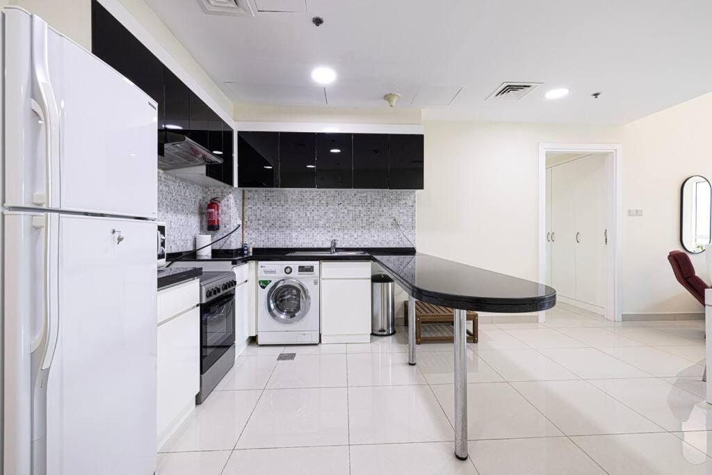 Apartment Easemytrip - Prime Business Bay With Canal And Marina Views Dubai