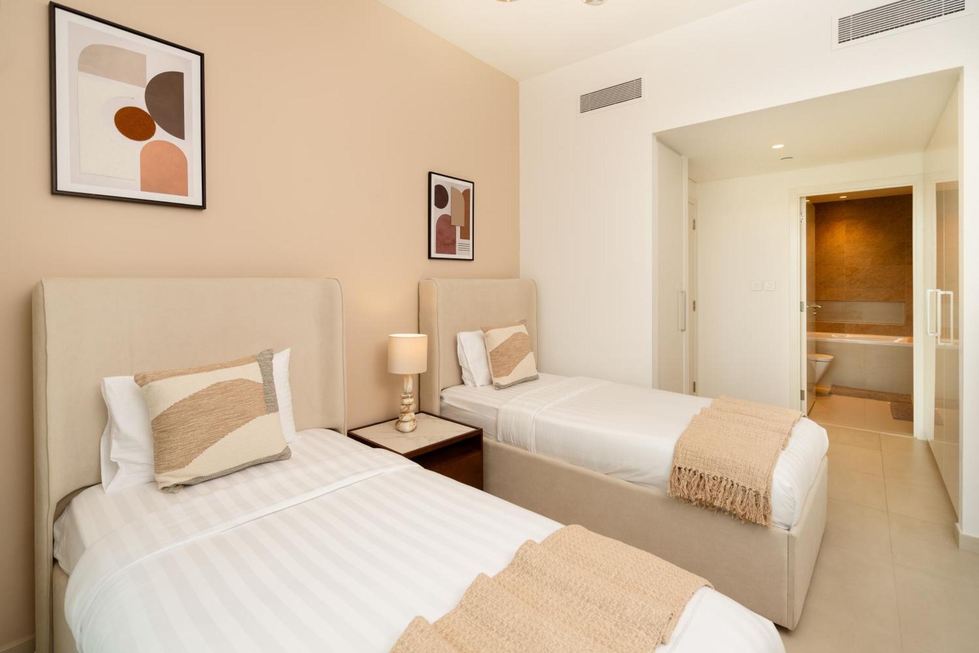 Prime Retreats @ Downtown Views By Emaar Apartment *
