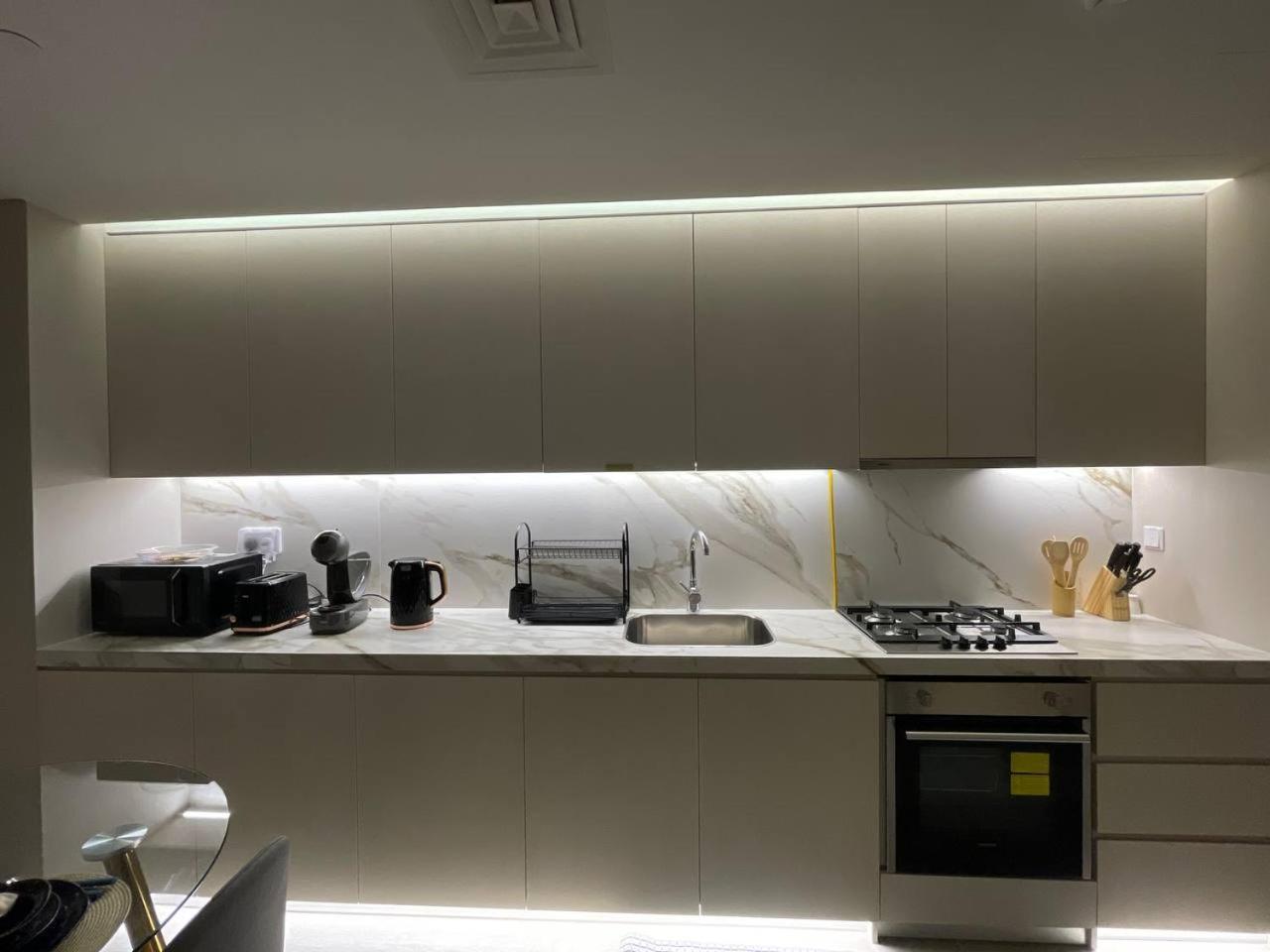 Marina Walk Gem Modern With Pool & Gym Access, Steps To & Metro Apartment Dubai