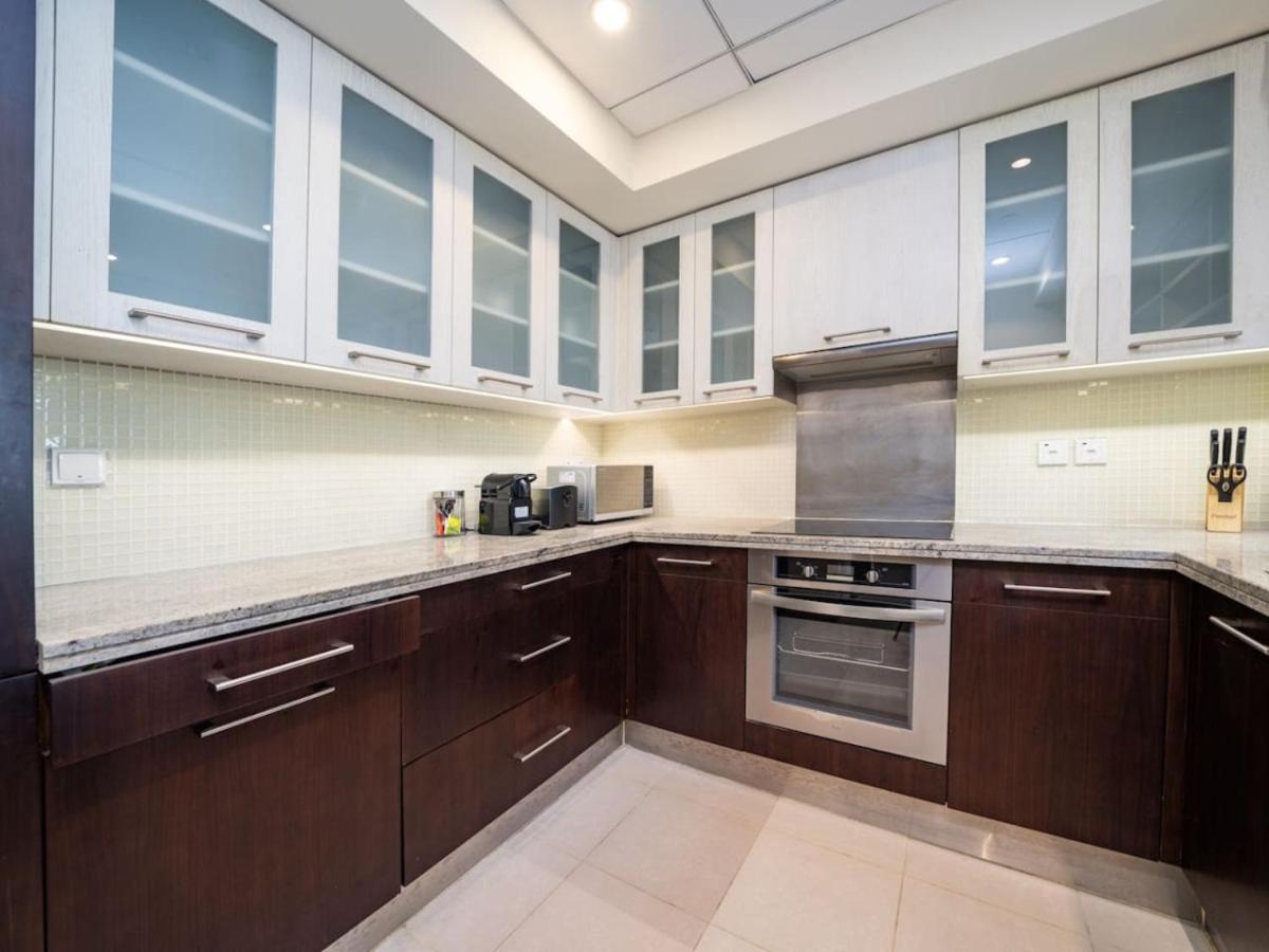 Apartment Downtown 1 Bed - Burj Khalifa Balcony View