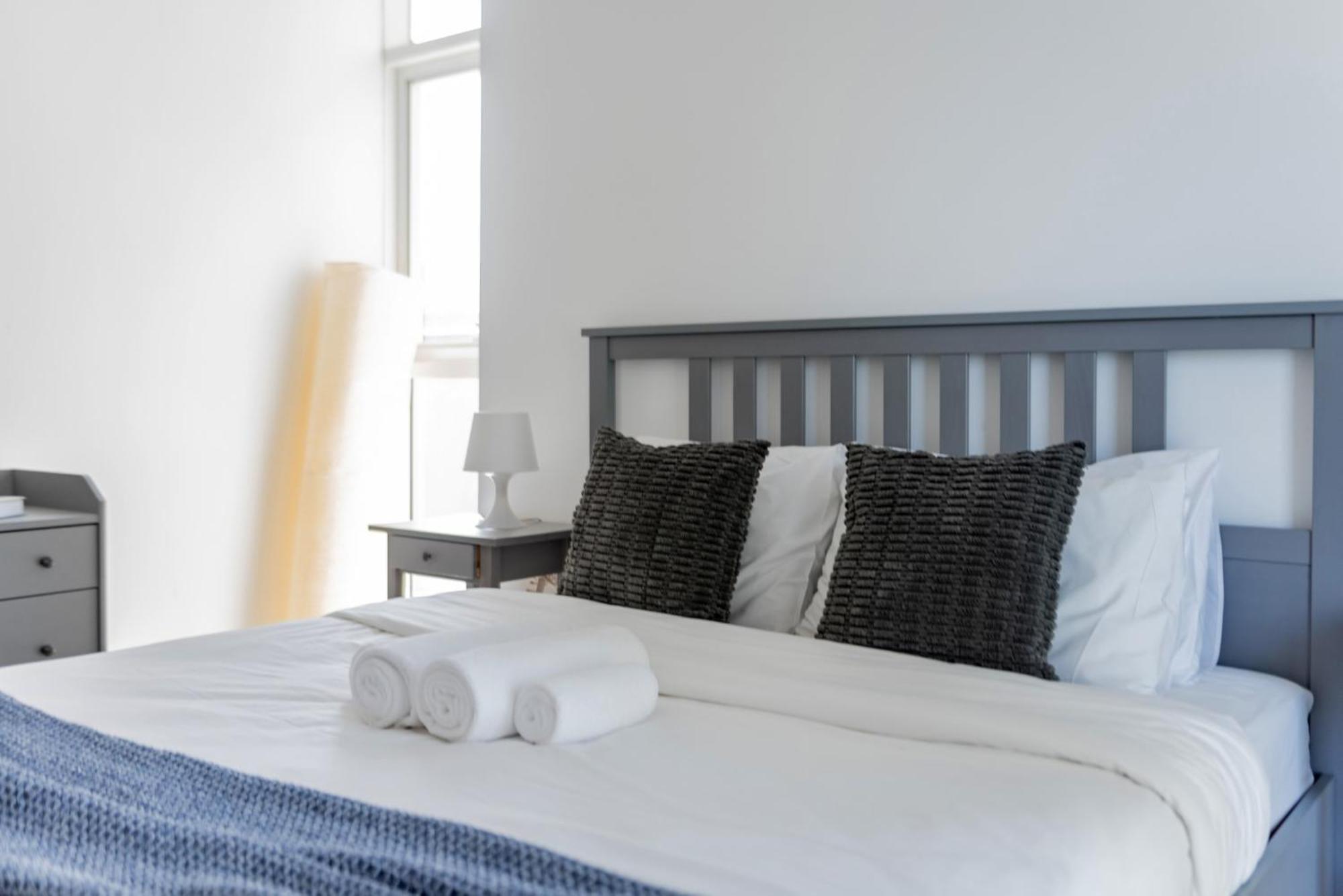 Shoresinn - Elegant 2br With Marina View Apartment *