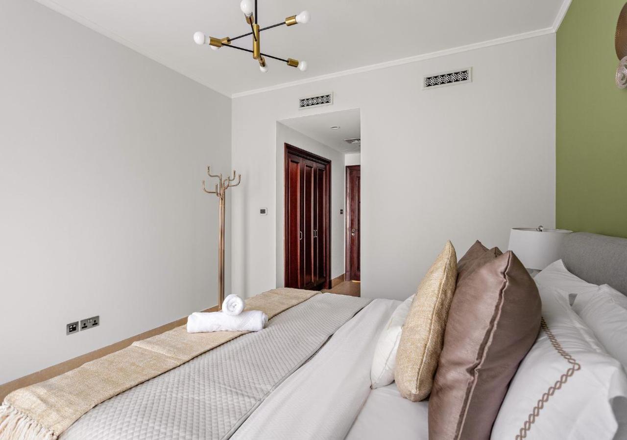 5 Min Walk To Burj Khalifa 2bhk Luxury Downtown Burj Haven * Dubai